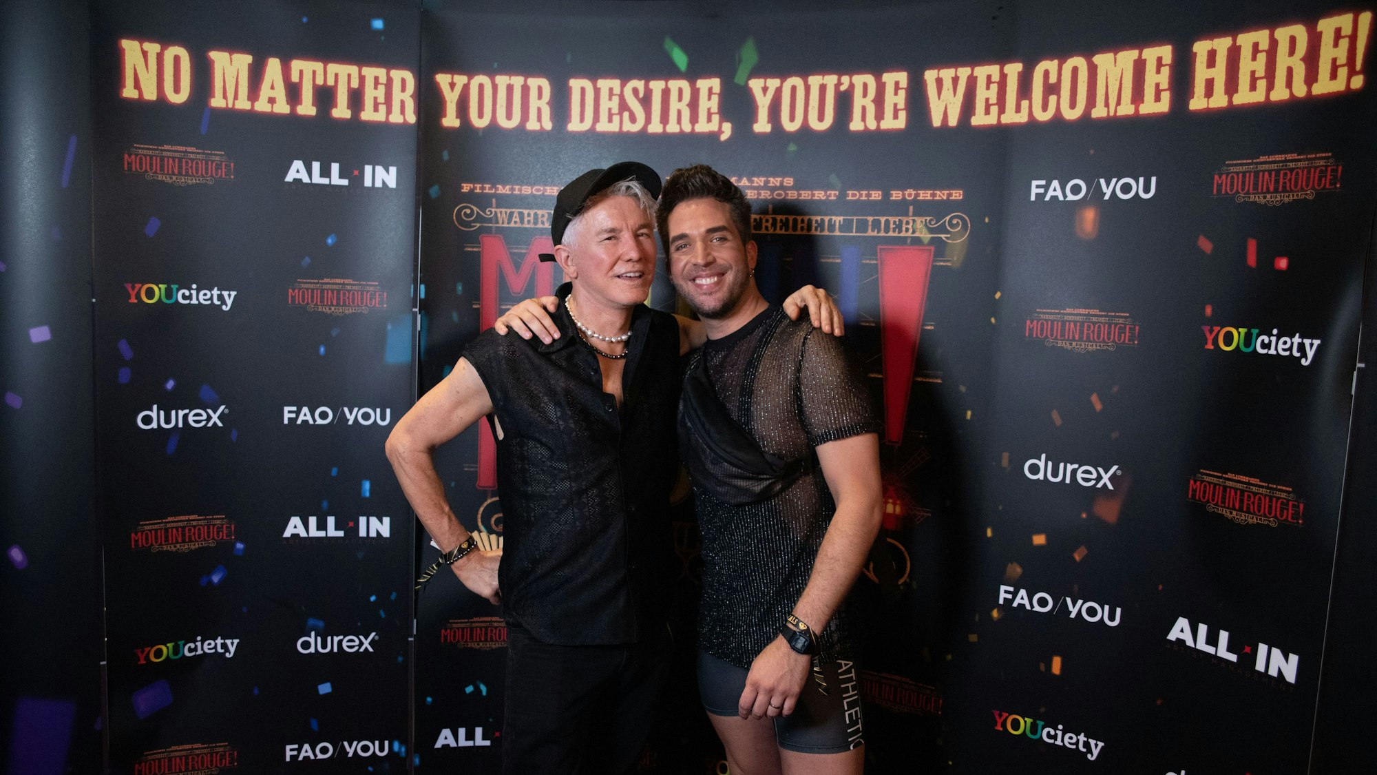 Baz Luhrmann mit dem Hauptdarsteller des Musicals „Moulin Rouge“, Riccardo Greco. Luhrmann drehte den entsprechenden Hollywood-Film.