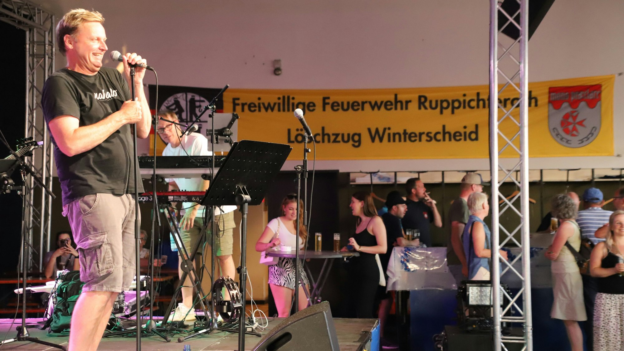 Die Freiwillige Feuerwehr Ruppichteroth-Winterscheid richtete ihr dreitägiges Feuerwehrfest aus, das erste große nach dem Tod zweier Feuerwehrleute in Sankt Augustin. Sänger Mirko Bäumer freute sich über sein Publikum.