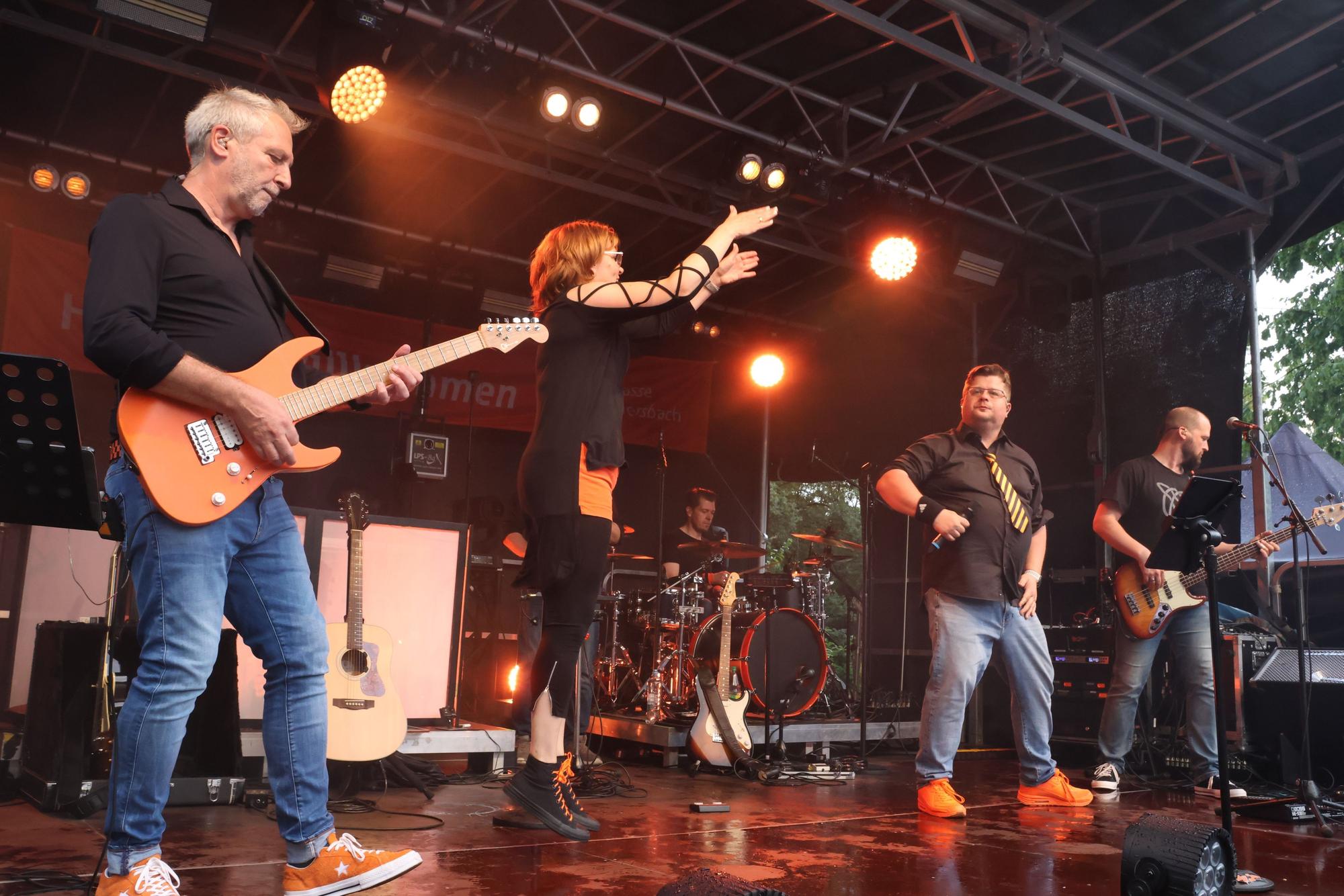 Fünf Musiker stehen auf einer Gruppe, die Band „Hot Stuff“ bei ihrem Auftritt im Nümbrechter Kurpark.