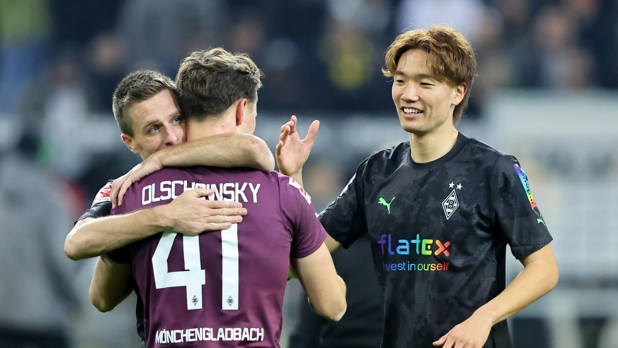 Ko Itakura feiert mit seinen Teamkollegen