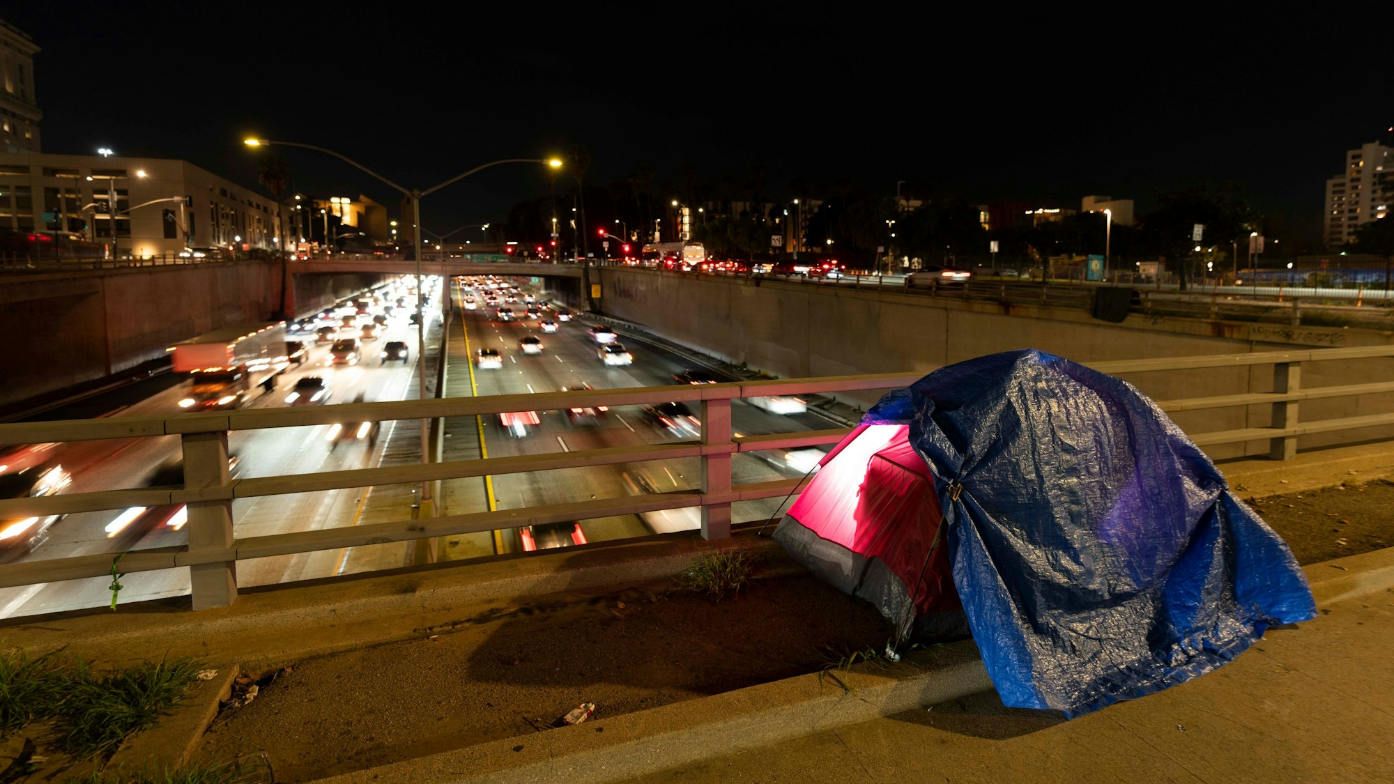 Das Zelt eines Obdachlosen auf einer Freeway-Brücke in San Francisco