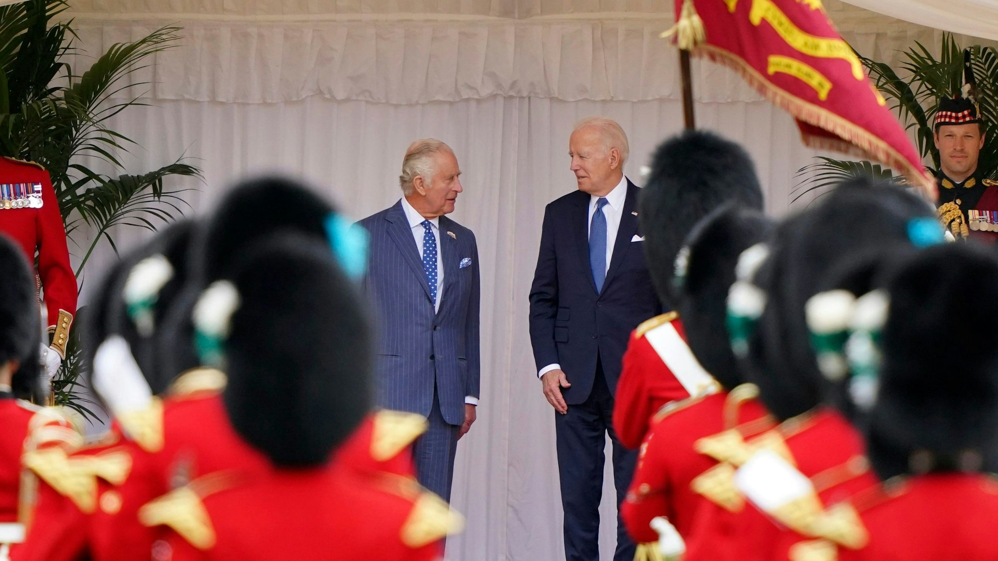 Großbritanniens König Charles III. und US-Präsident Joe Biden während der Begrüßungszeremonie auf Schloss Windsor.
