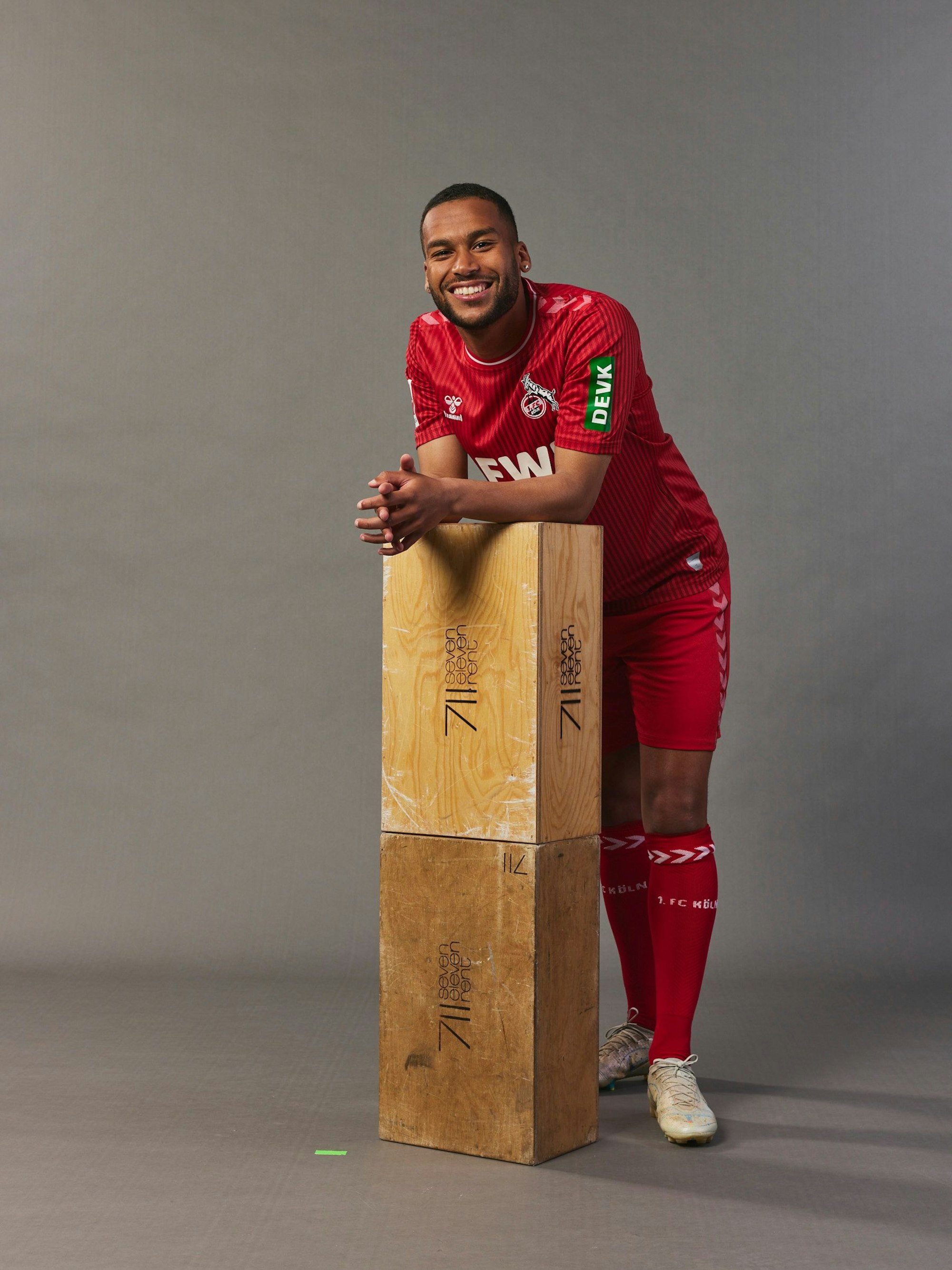 Linton Maina im 1. FC Köln Auswärtstrikots Saison 2023/24 von Ausrüster Hummel