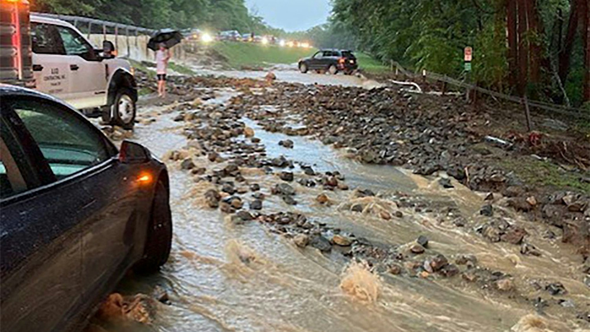 Bei heftigen Regenfällen im US-Bundesstaat New York ist Medienberichten zufolge mindestens ein Mensch ums Leben gekommen.