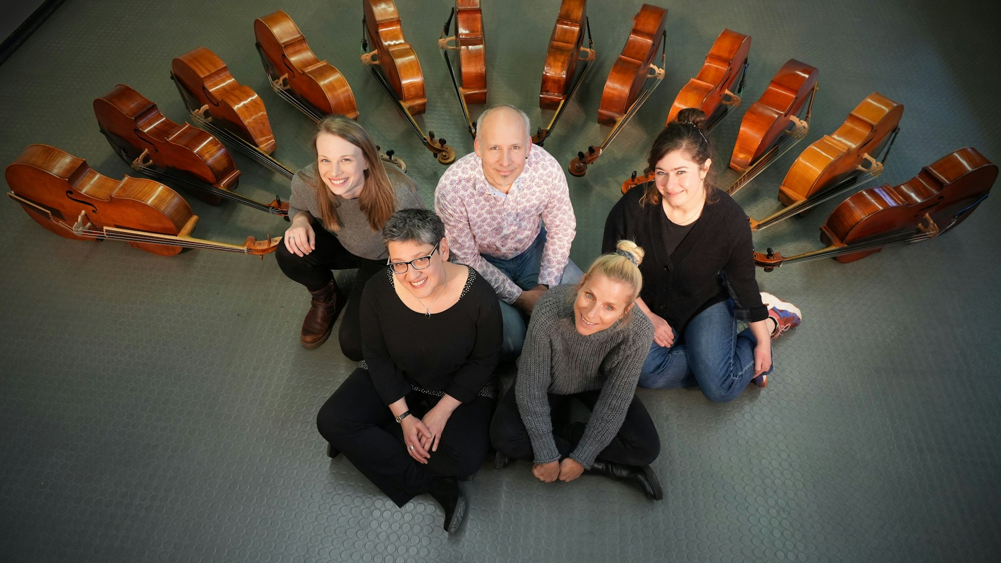 Das Cello-Ensemble „Deep Five“ spielt auf der Dachterrasse des Bergischen Löwen.