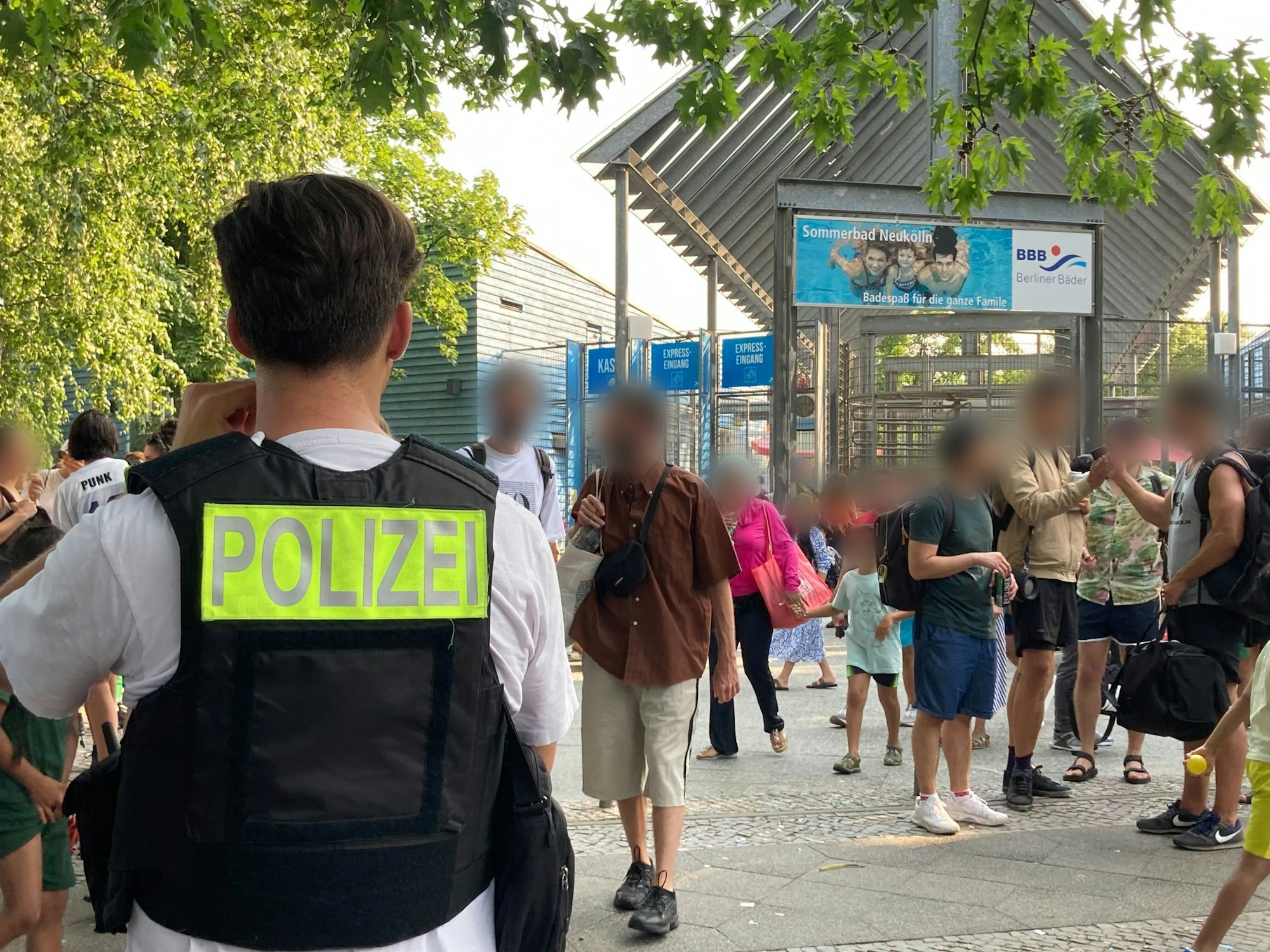 Polizisten stehen vor dem Eingang des Sommerbad in Neukölln.
