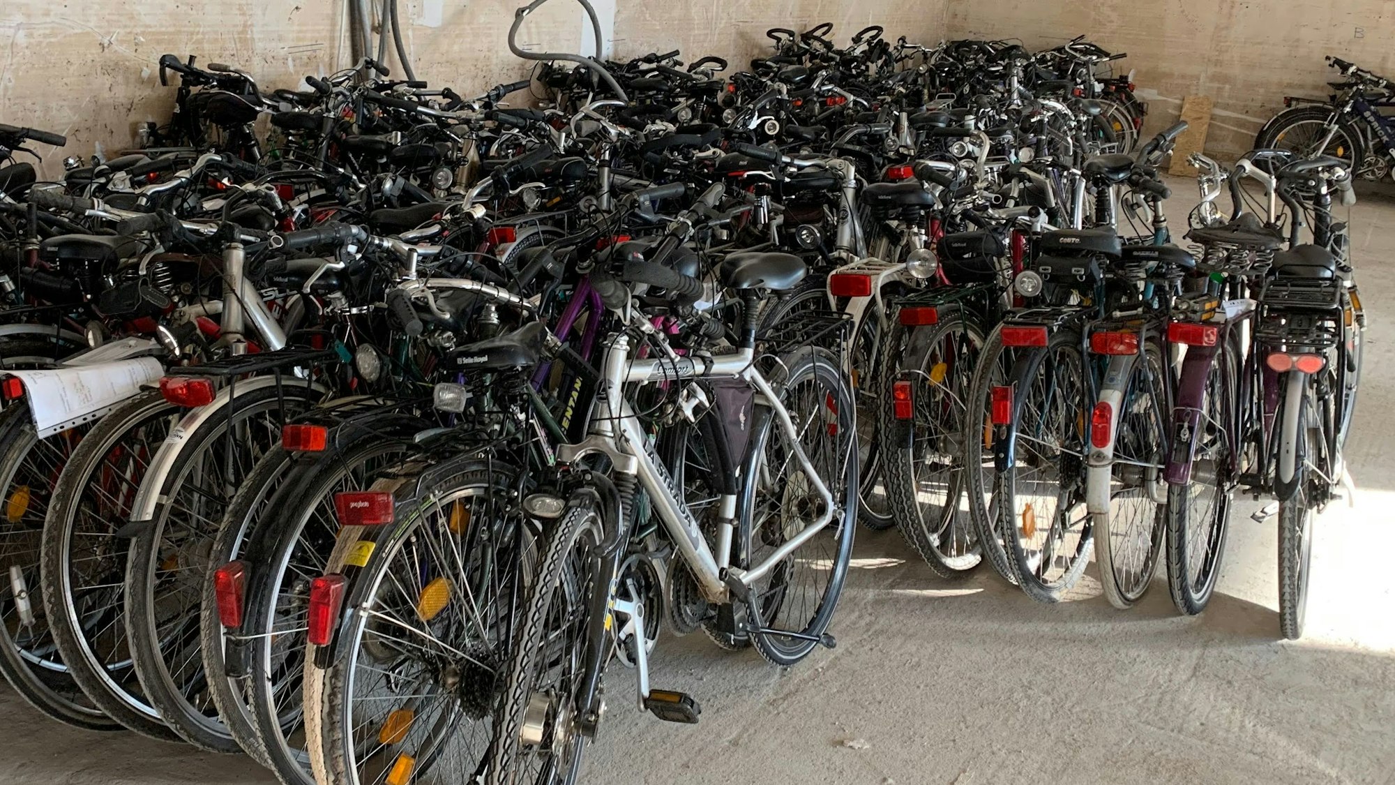 In einer Lagerhalle stehen viele Fahrräder.
