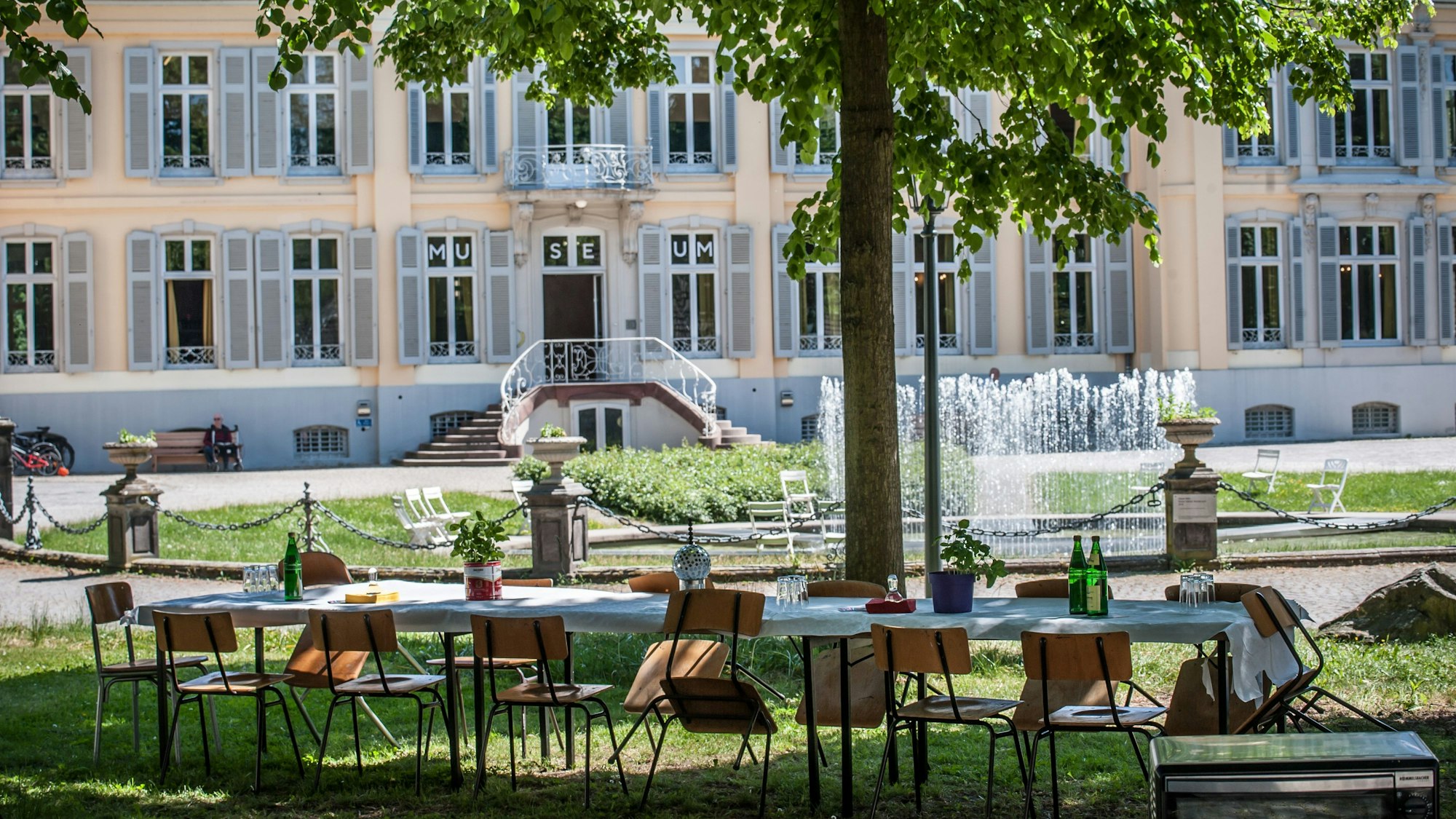 Lange Tafel mit Stühlen vor dem Schloss Morsbroich.
