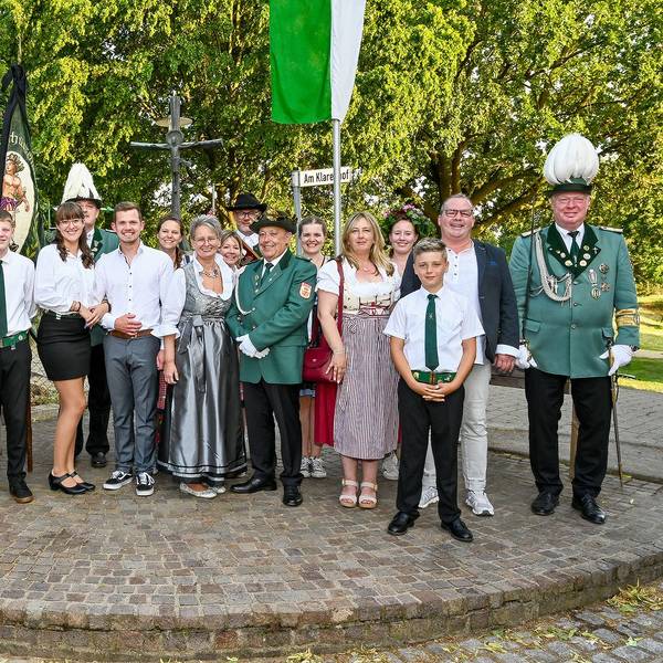 Das Bild zeigt die neuen Majestäten des Schützenvereins Vernich.