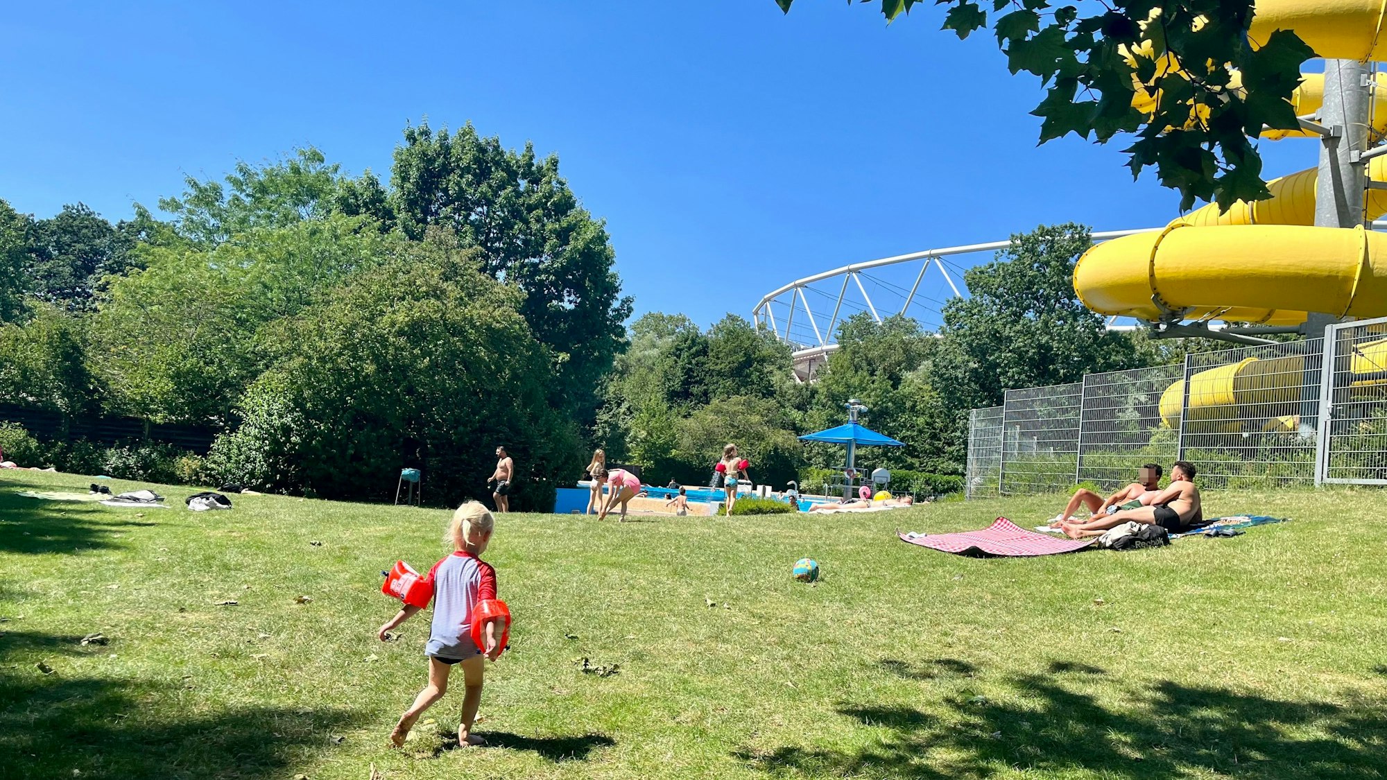 Liegewiese mit Blick auf die Bayarena und Rutsche