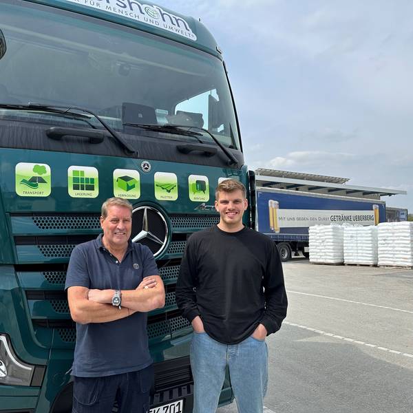 Das Bild zeigt Willi Kellershohn und Sohn Oliver vor einem Lkw stehend.