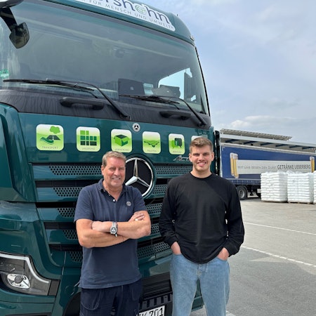 Das Bild zeigt Willi Kellershohn und Sohn Oliver vor einem Lkw stehend.