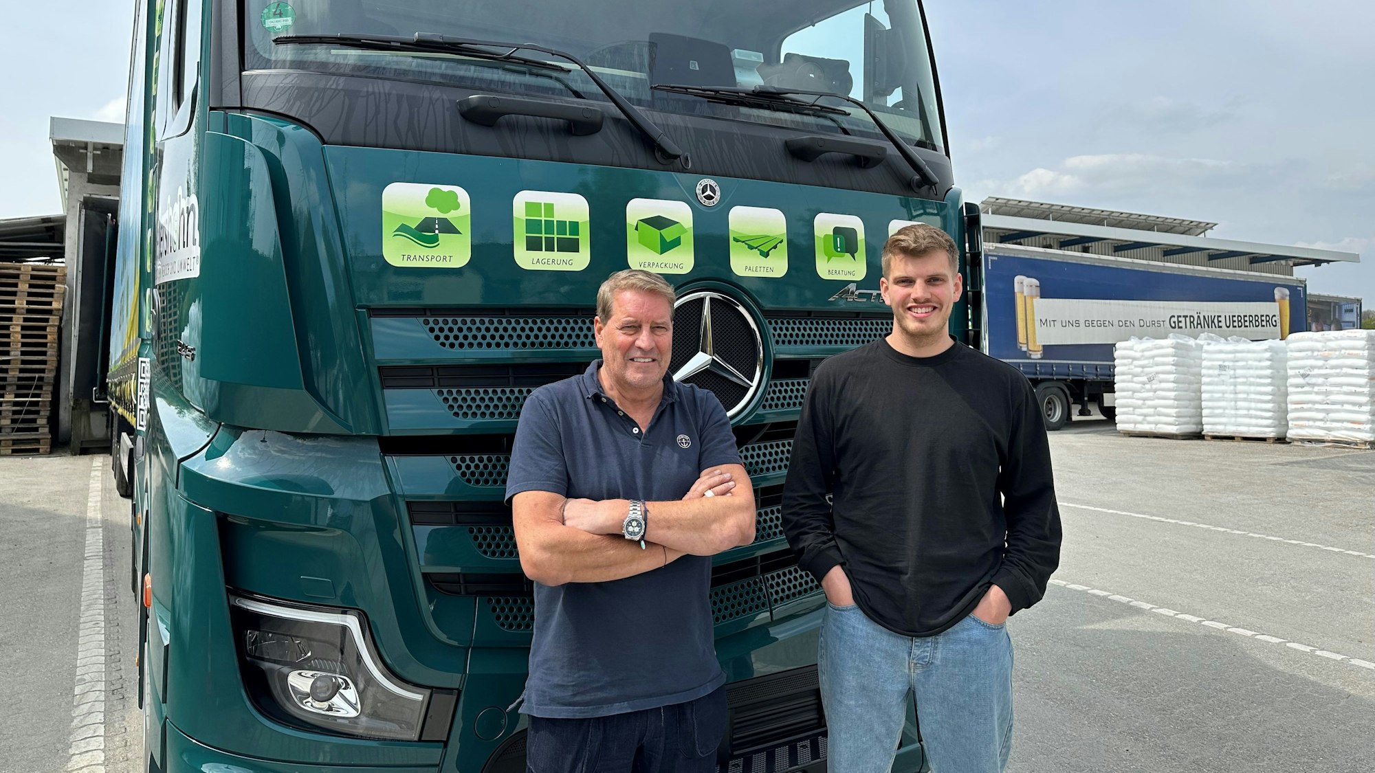 Das Bild zeigt Willi Kellershohn und Sohn Oliver vor einem Lkw stehend.