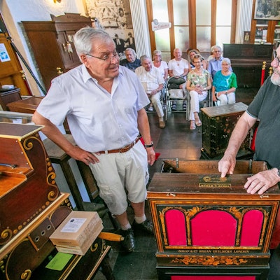 Dr. Ullrich Wimmer führt eine Drehorgel vor.