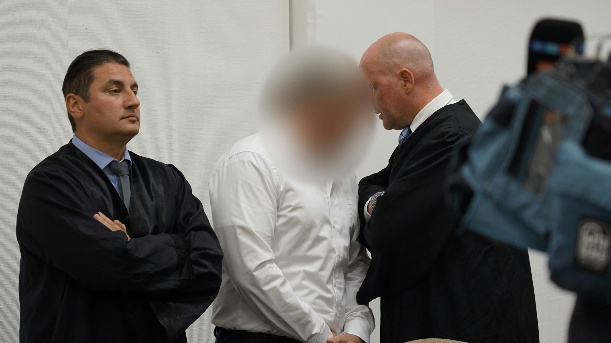 Der Angeklagte im Thallium-Prozess spricht mit seinem Anwalt.