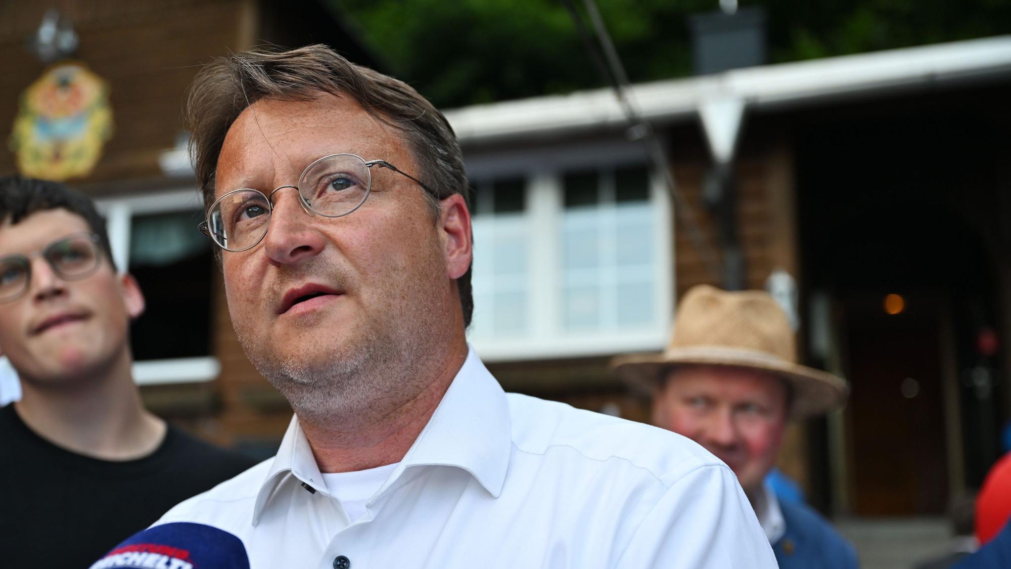 Der Wahlsieger des Thüringer Kreis Sonneberg, Robert Sesselmann (AfD), hat mit einer Rede an einer Grundschule eine Debatte ausgelöst.