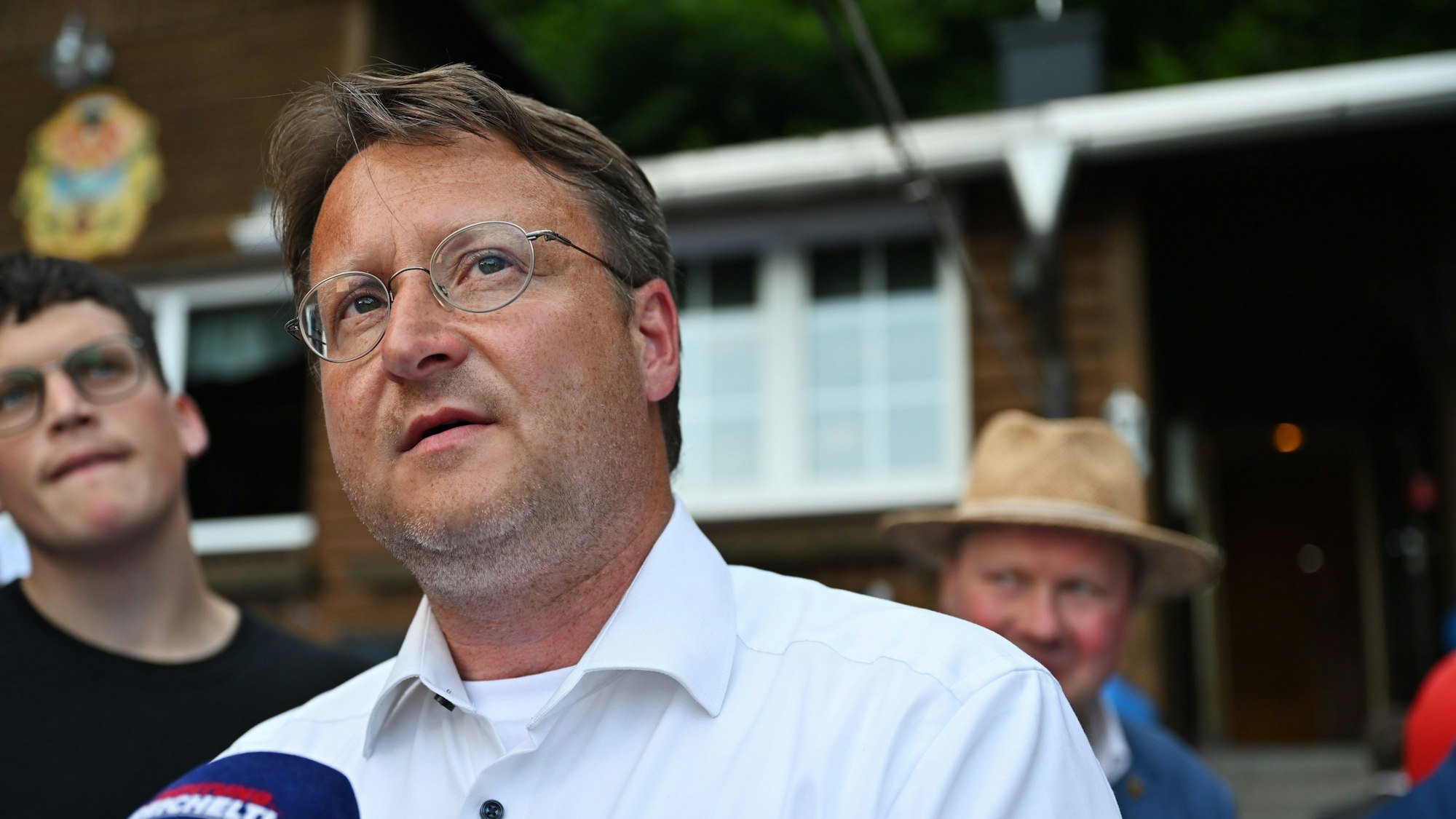 Der Wahlsieger des Thüringer Kreis Sonneberg, Robert Sesselmann (AfD), hat mit einer Rede an einer Grundschule eine Debatte ausgelöst.