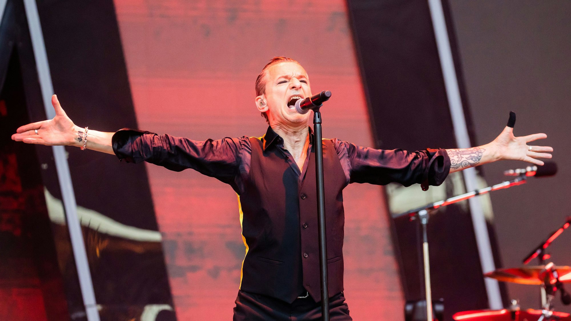 Frontmann Dave Gahan von Depeche Mode tritt im Olympiastadion Berlin auf.