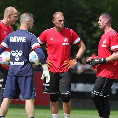 Philipp Pentke hält sich derzeit beim FC fit, ein Herausforderer für Marvin Schwäbe (v.r.) ist der 38-Jährige allerdings nicht.