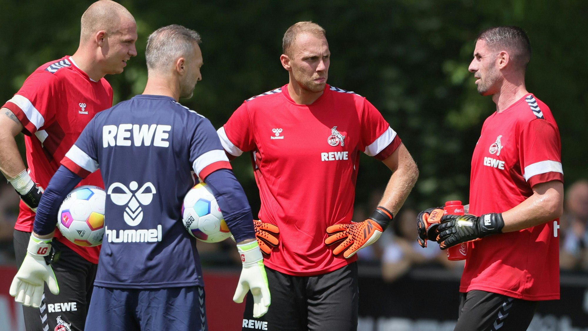 Philipp Pentke hält sich derzeit beim FC fit, ein Herausforderer für Marvin Schwäbe (v.r.) ist der 38-Jährige allerdings nicht.