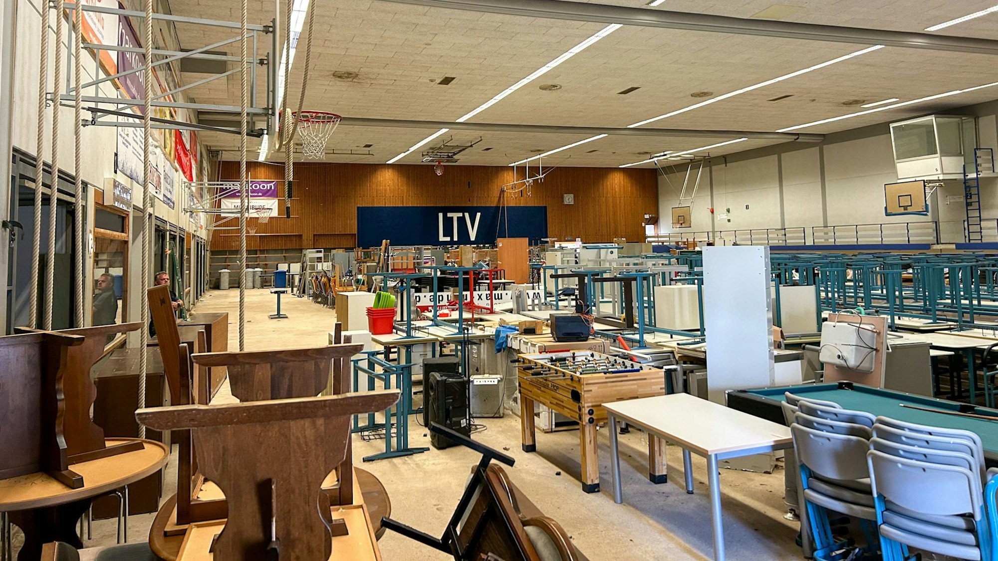 Die Turnhalle der Leichlinger Hauptschule dient als Lager.