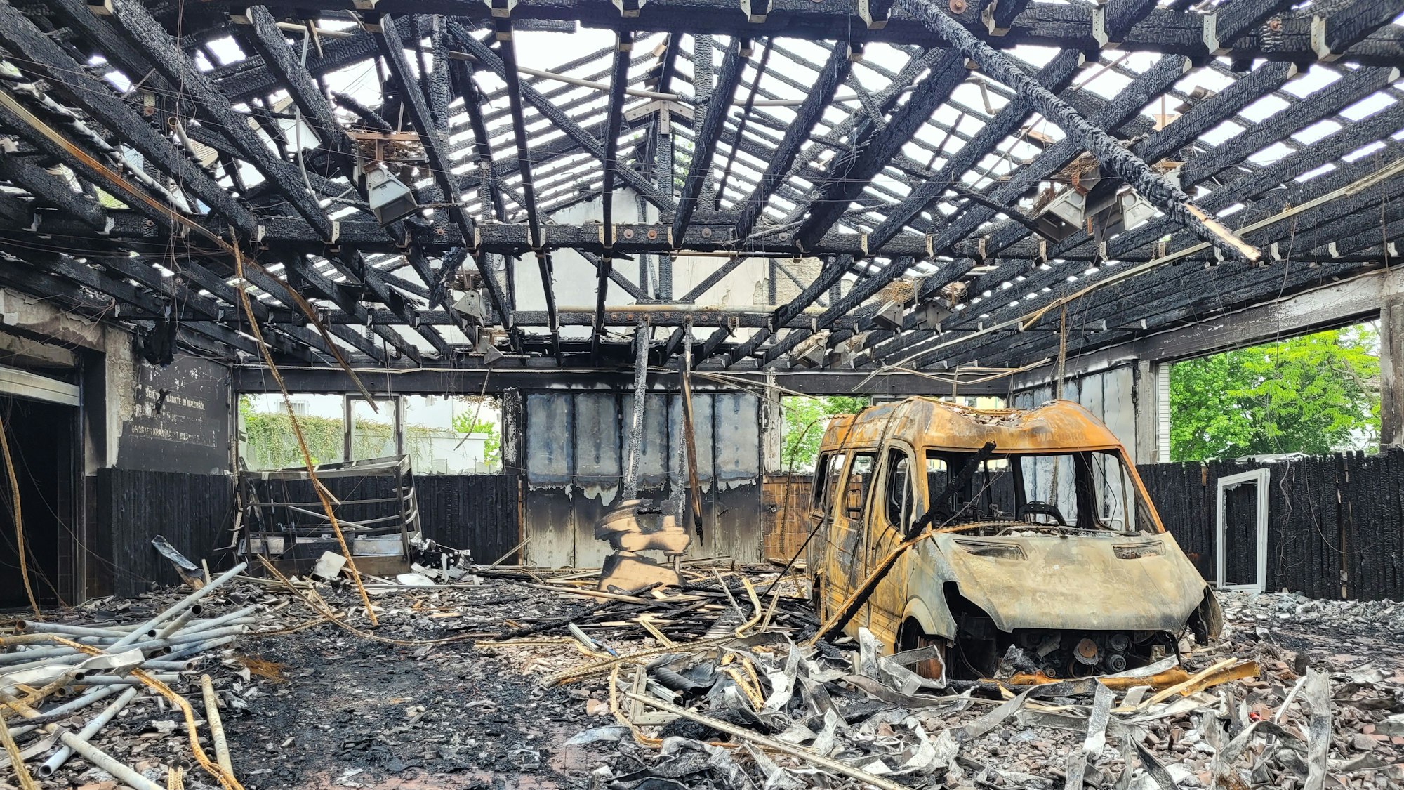 Als Ende April im vergangenen Jahr Waldbröls Markthalle bei einem Feuer völlig zerstört wurde, brannten auch die beiden dort abgestellten Bürgerbusse völlig aus. Die Pläne für einen Neubau spalten heute die Politik.