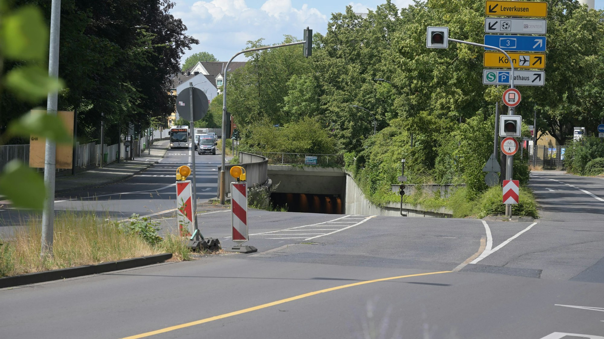 Vor dem Tunnel an der Gohrsmühle stehen Bauhinweise.
