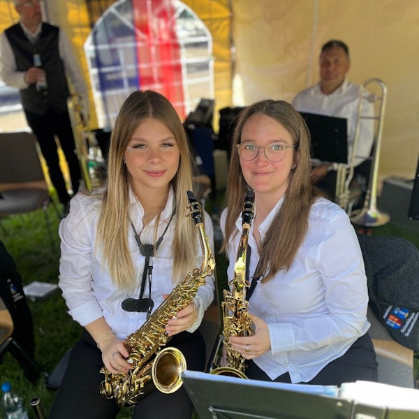 Die Musikerinnen Stephanie Schoger und Franziska Menning mit ihren Saxophonen bei dem Fest.