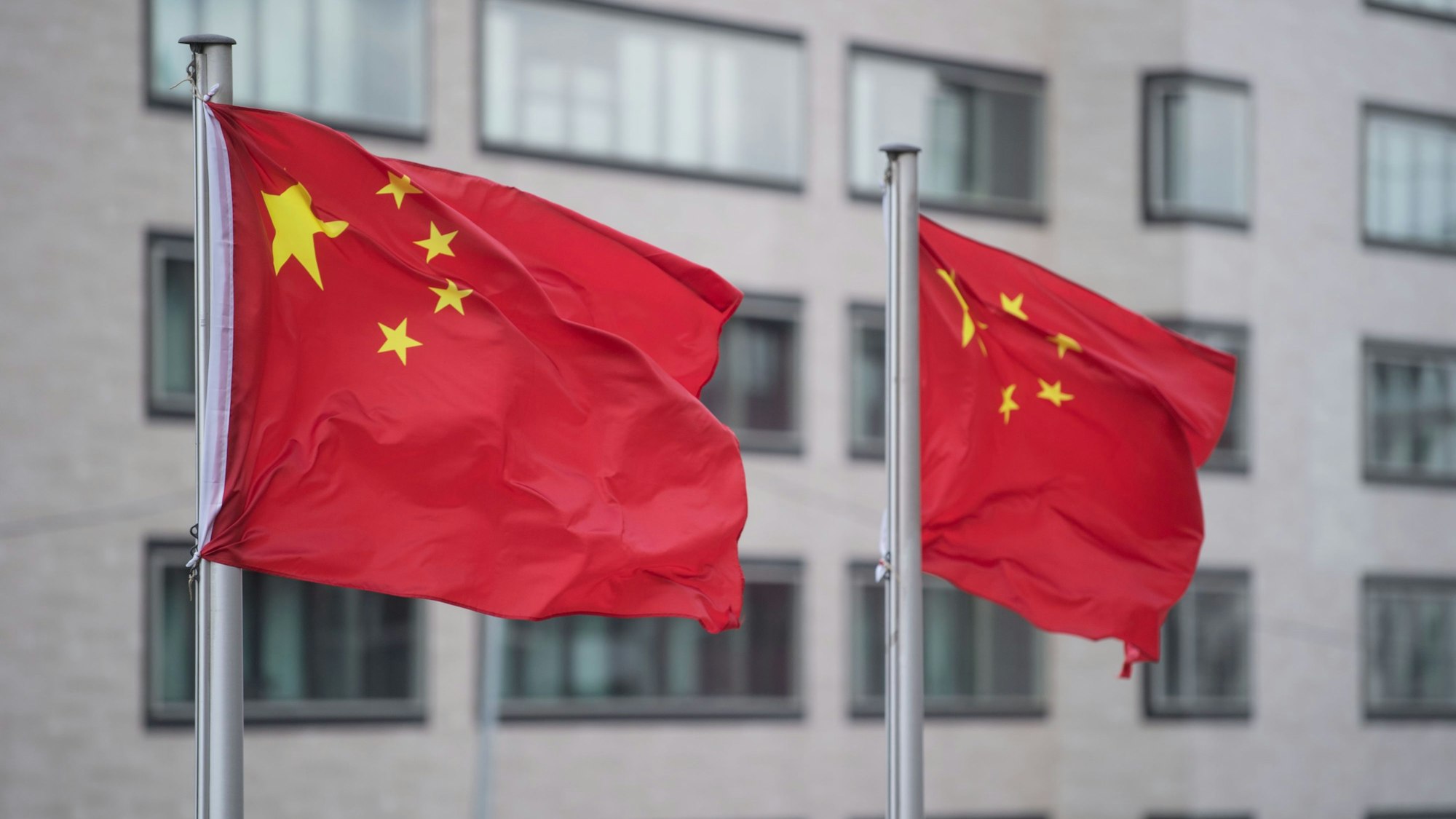 ARCHIV - 28.03.2018, Baden-Württemberg, Stuttgart: China Flaggen wehen im