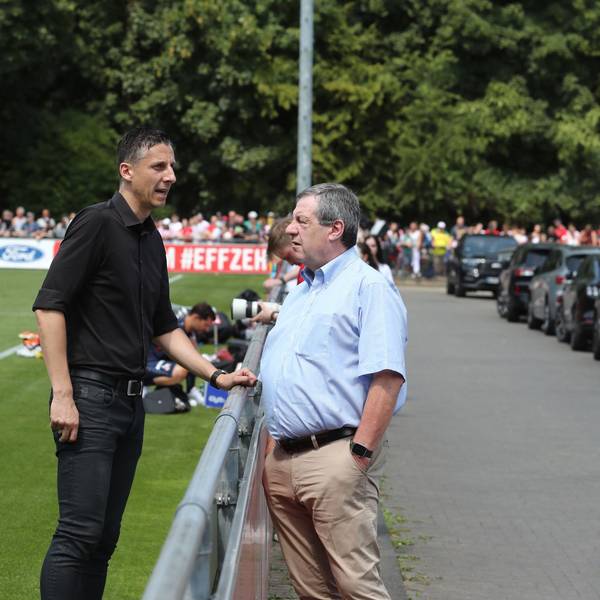Sport-Geschäftsführer Christian Keller (l.) und Präsident Werner Wolf unterhalten sich während des Trainingsauftakts des 1. FC Köln am Montag.