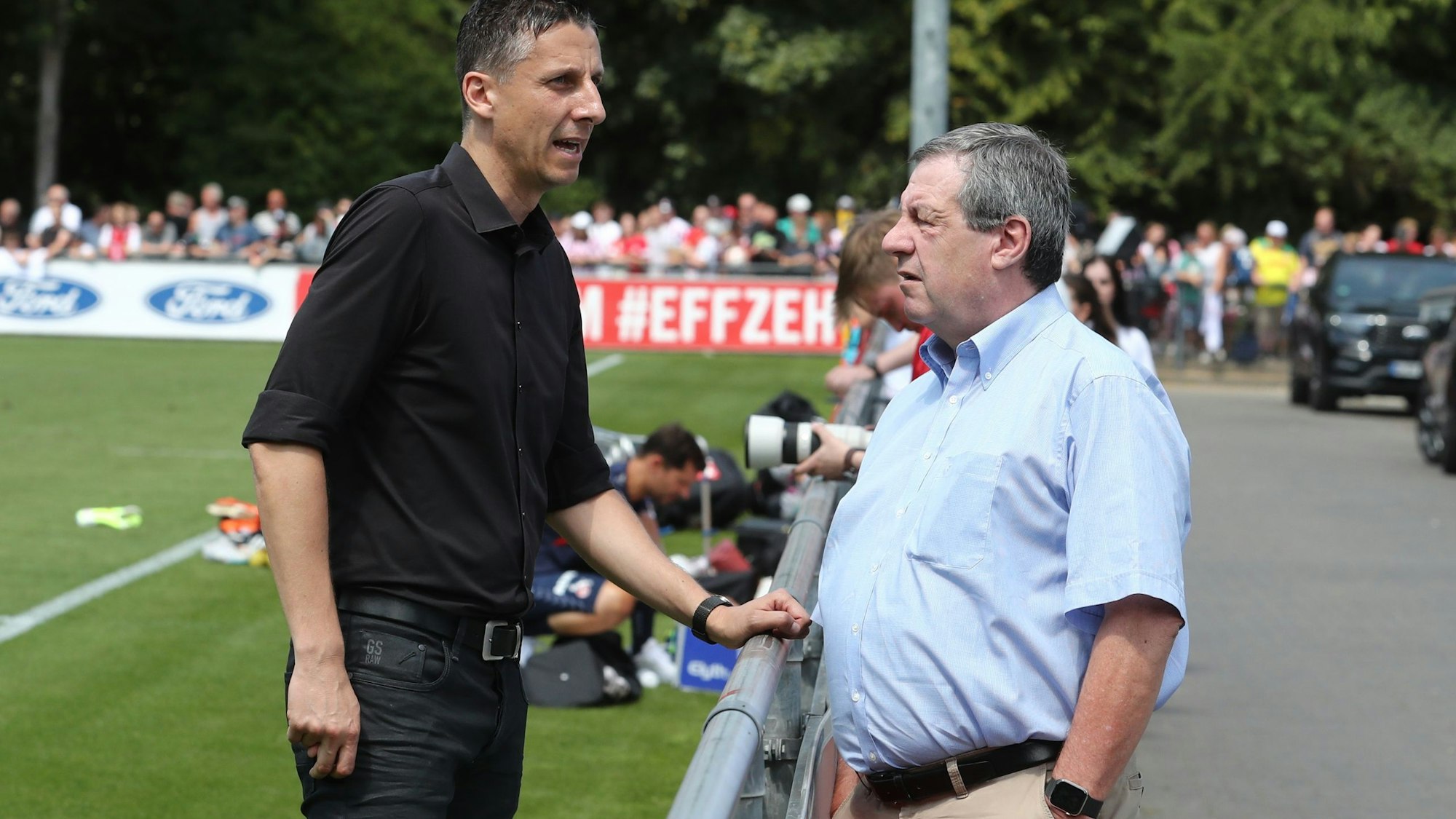FC-Geschäftsführer Christian Keller und Präsident Werner Wolf beim Trainingsauftakt im Juli 2023