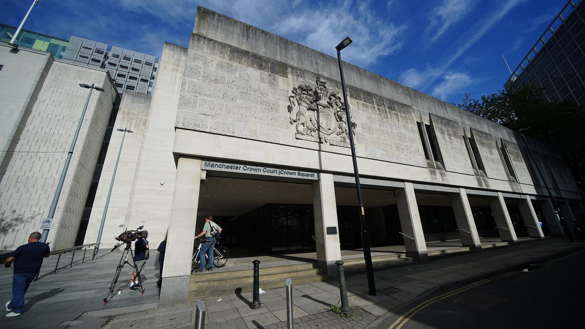 Das Manchester Crown Court vor blauem Himmel.