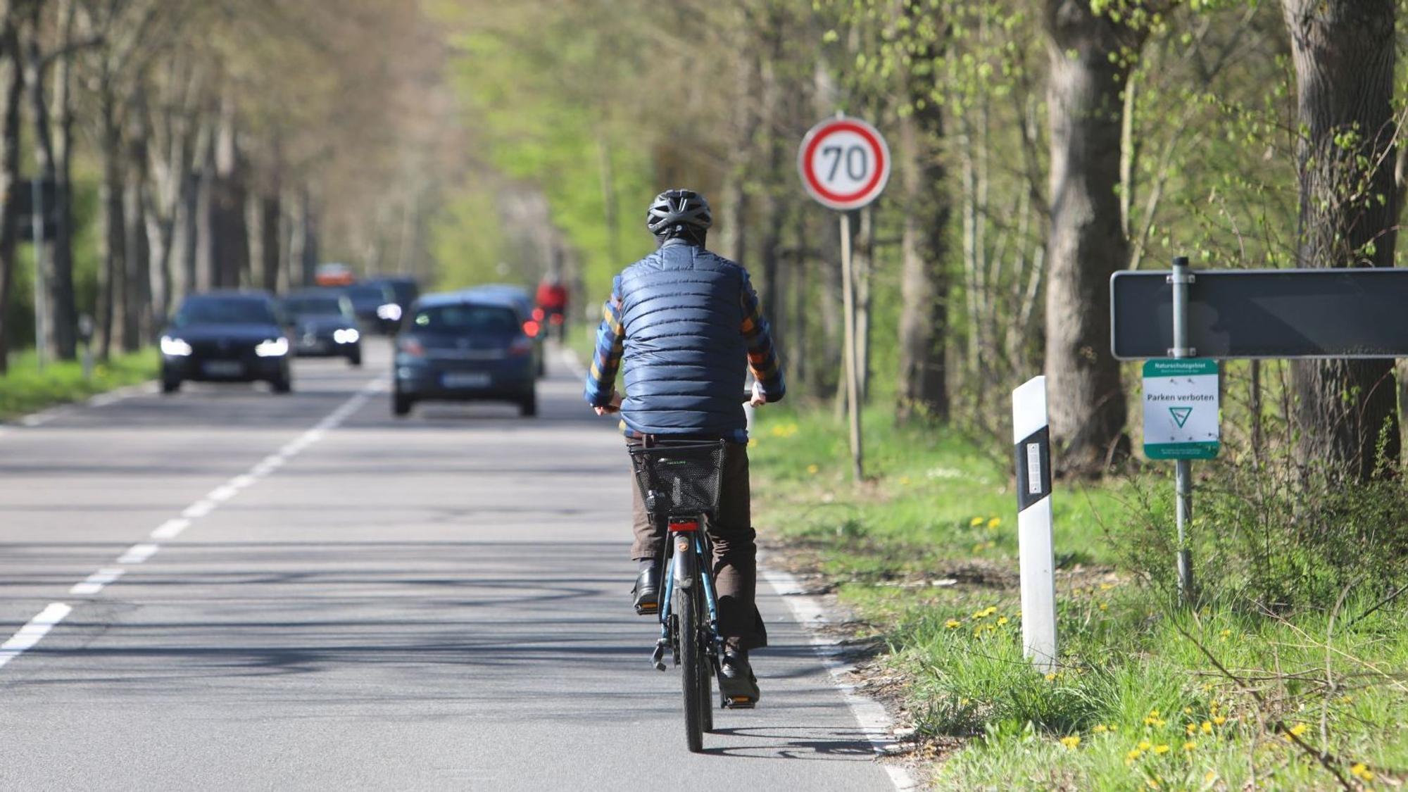 Ein Radfahrer fährt die Landesstraße 268 bergauf in Richtung Kloster Heisterbach. Ihm kommen Autos entgegen.
