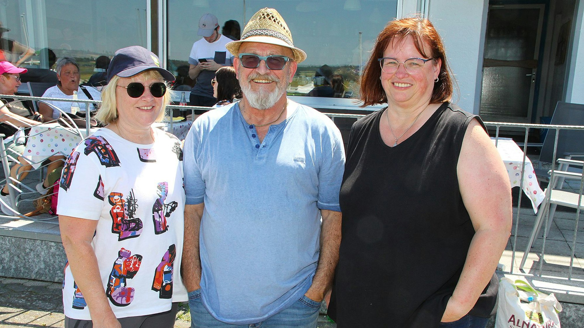 Auf dem Bild sind ein Mann und zwei Frauen zu sehen, die den Flugtag in Wershofen besuchten.