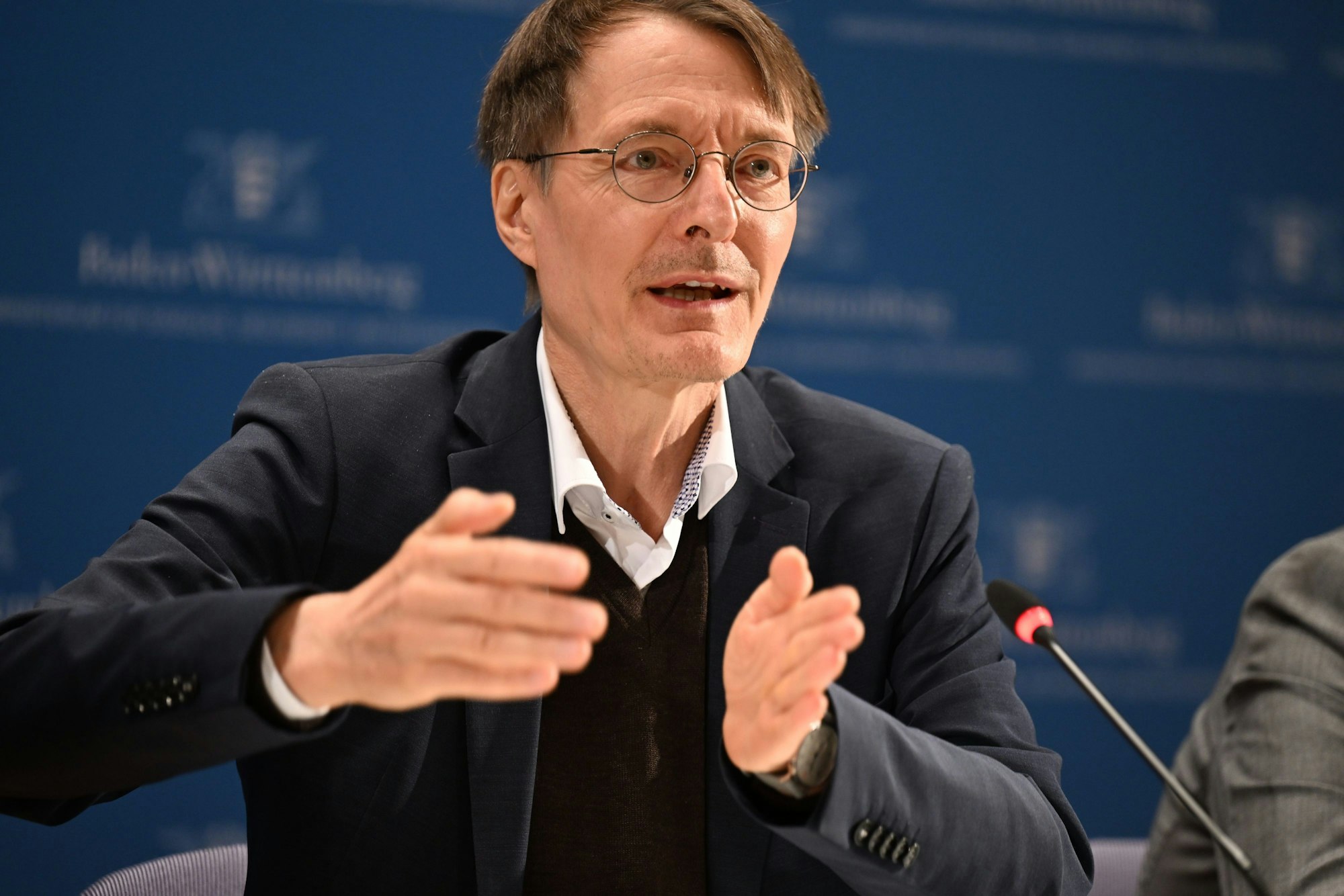 Bundesgesundheitsminister Karl Lauterbach (SPD) spricht bei der Pressekonferenz zum Abschluss der Gesundheitsminister-Konferenz. Die Gesundheitsminister von Bund und Ländern liegen in den wesentlichen Streitpunkten der Krankenhausreform nach einer zweitägigen Konferenz am Bodensee weiterhin auseinander.