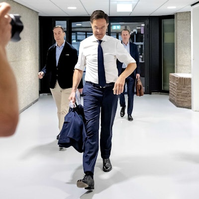 Der scheidende Premierminister Mark Rutte kommt im Repräsentantenhaus. Rutte will nach dem Bruch der Regierung die Politik verlassen. Er werde bei einer Neuwahl nicht mehr als Kandidat seiner rechtsliberalen Partei VVD für eine fünfte Amtszeit zur Verfügung stehen und sich aus der Politik zurückziehen, sagte Rutte am Montag in Den Haag.