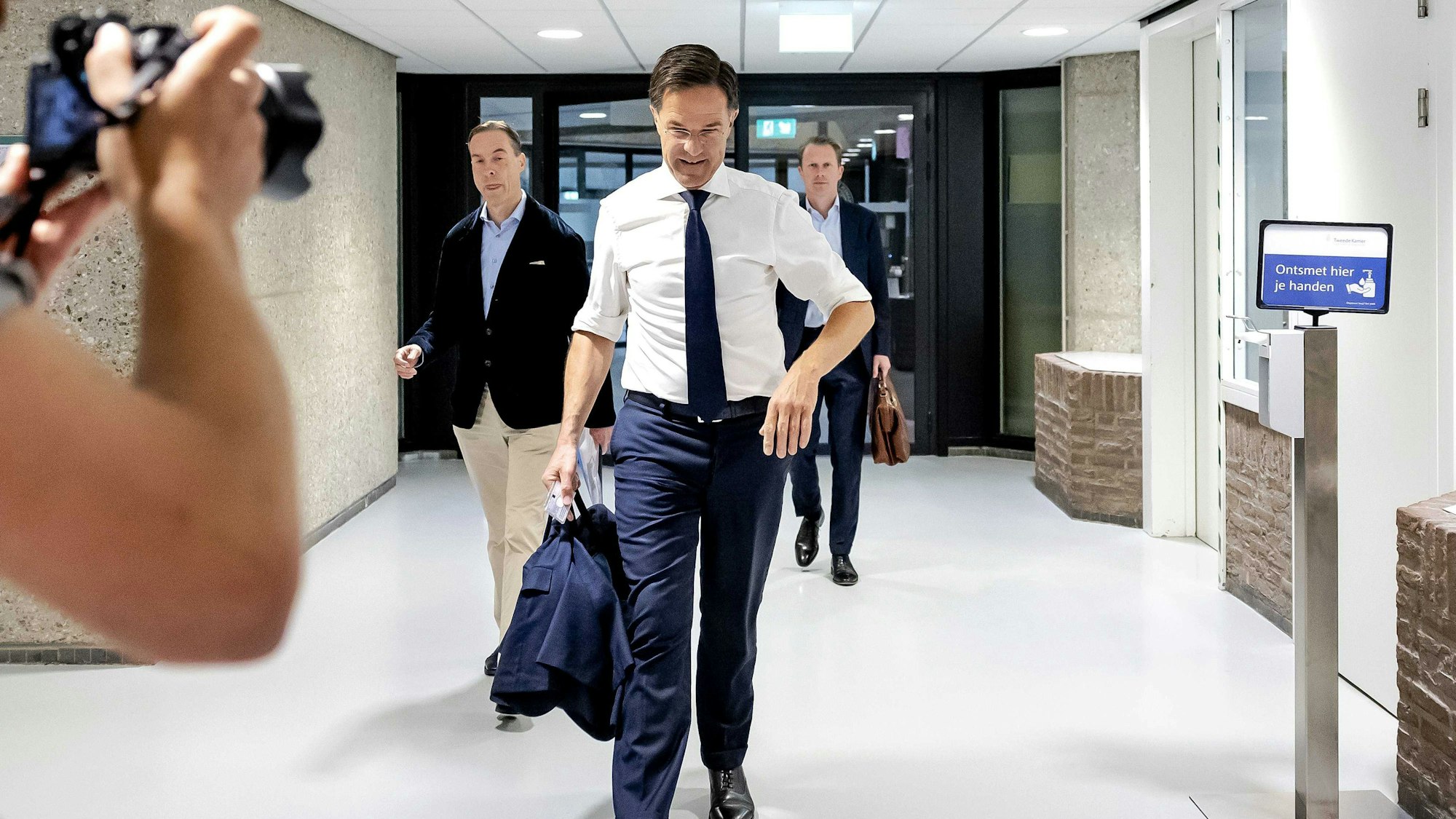 Der scheidende Premierminister Mark Rutte kommt im Repräsentantenhaus. Rutte will nach dem Bruch der Regierung die Politik verlassen. Er werde bei einer Neuwahl nicht mehr als Kandidat seiner rechtsliberalen Partei VVD für eine fünfte Amtszeit zur Verfügung stehen und sich aus der Politik zurückziehen, sagte Rutte am Montag in Den Haag.