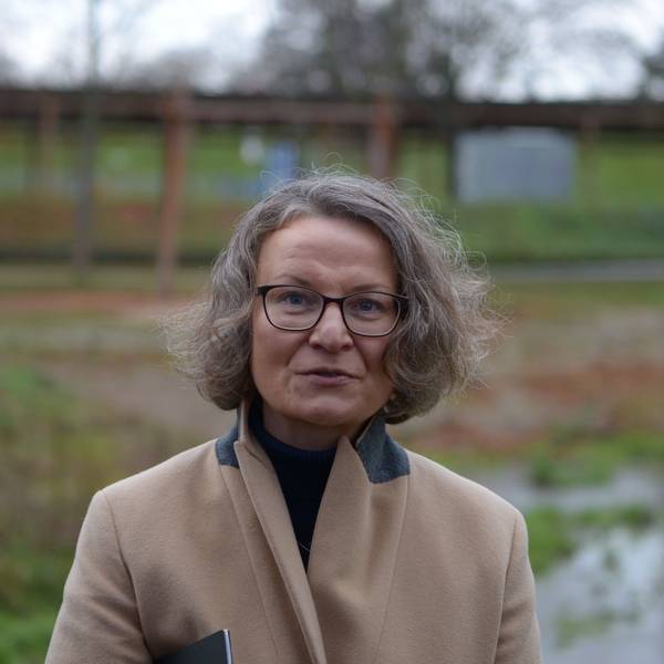 NRW-Kommunalministerin Ina Scharrenbach übergibt einen Förderbescheid für den Wiederaufbau nach der Flut an dem Vorstand des Erftverbandes, Bernd Bucher