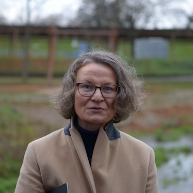 NRW-Kommunalministerin Ina Scharrenbach übergibt einen Förderbescheid für den Wiederaufbau nach der Flut an dem Vorstand des Erftverbandes, Bernd Bucher