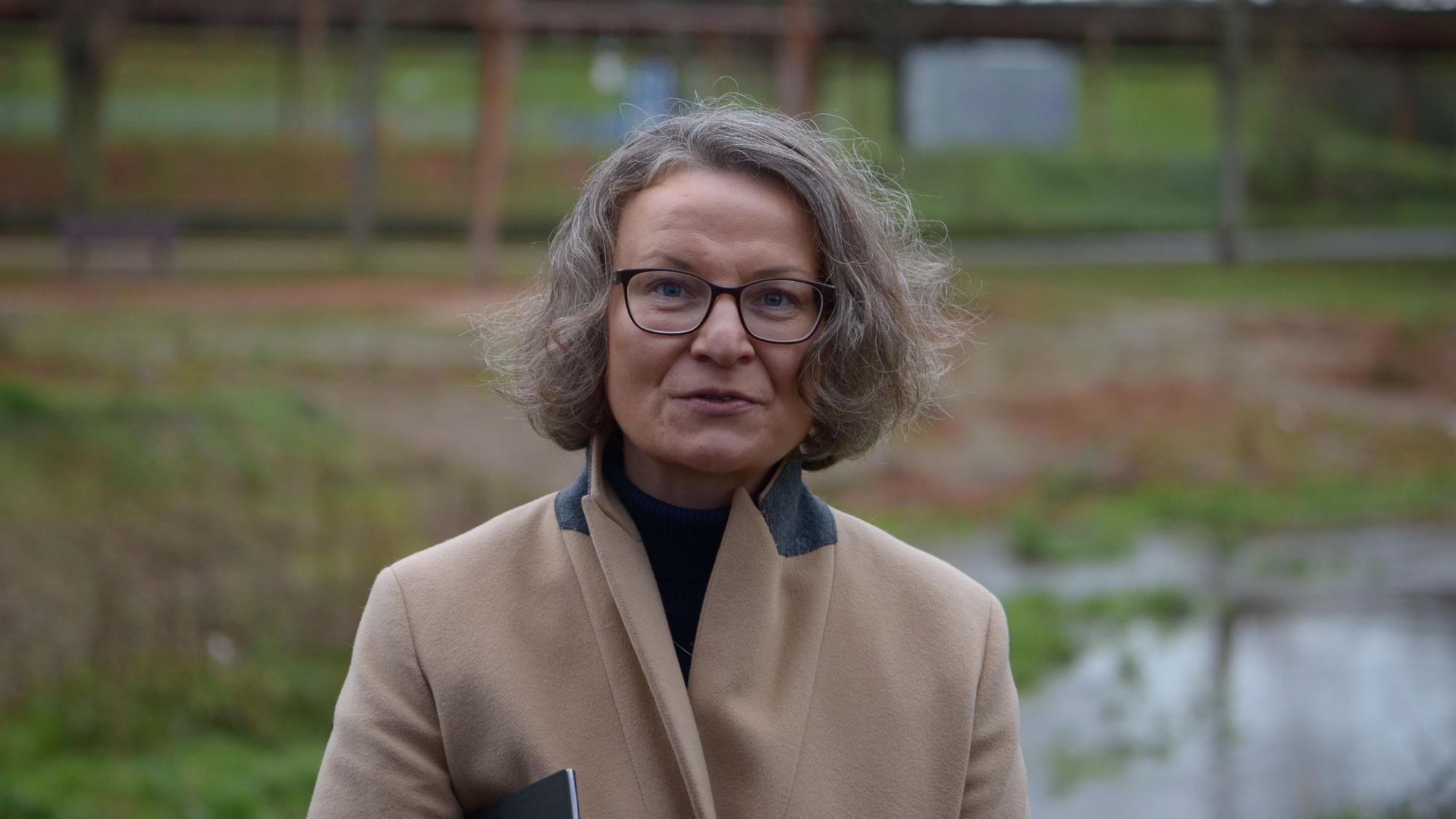 NRW-Kommunalministerin Ina Scharrenbach übergibt einen Förderbescheid für den Wiederaufbau nach der Flut an dem Vorstand des Erftverbandes, Bernd Bucher