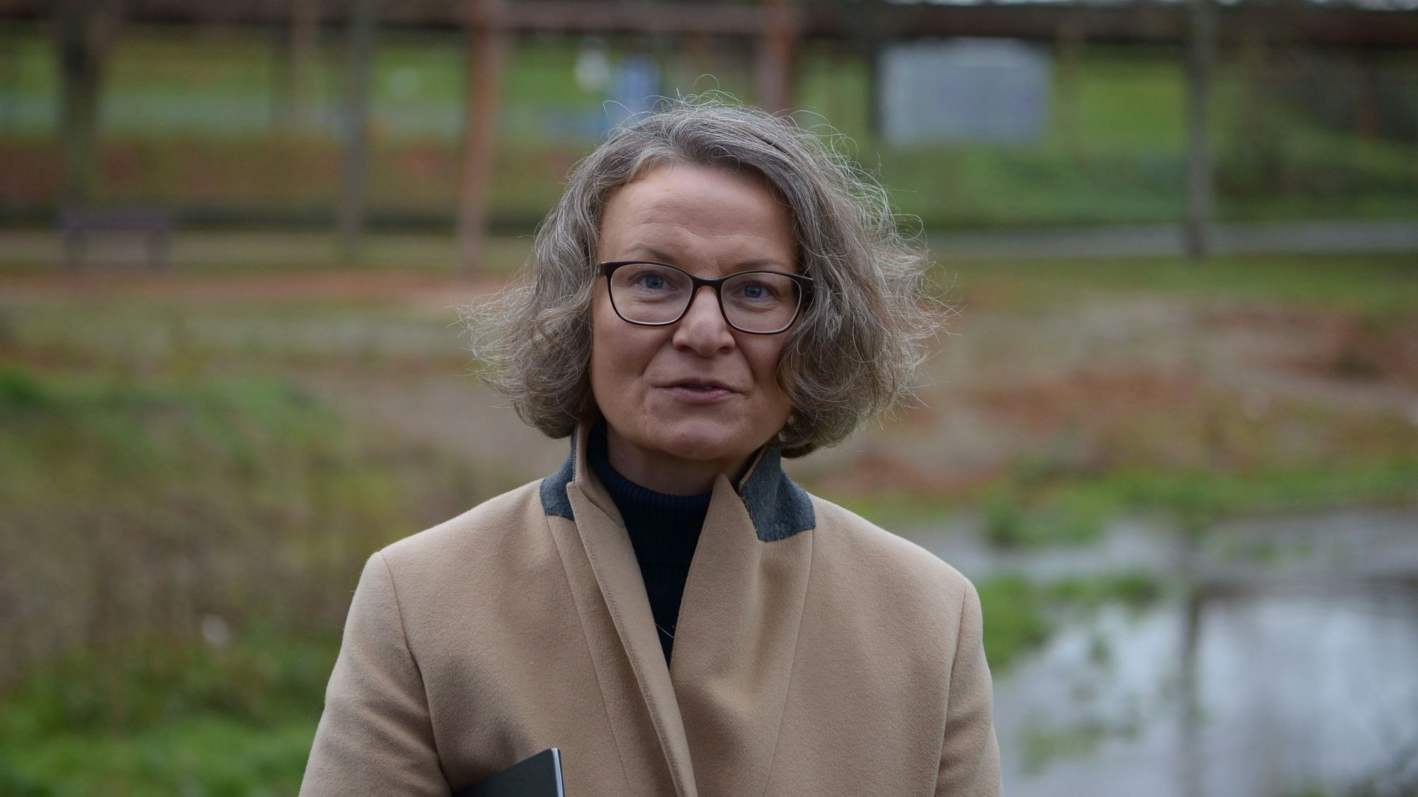 NRW-Kommunalministerin Ina Scharrenbach übergibt einen Förderbescheid für den Wiederaufbau nach der Flut an dem Vorstand des Erftverbandes, Bernd Bucher