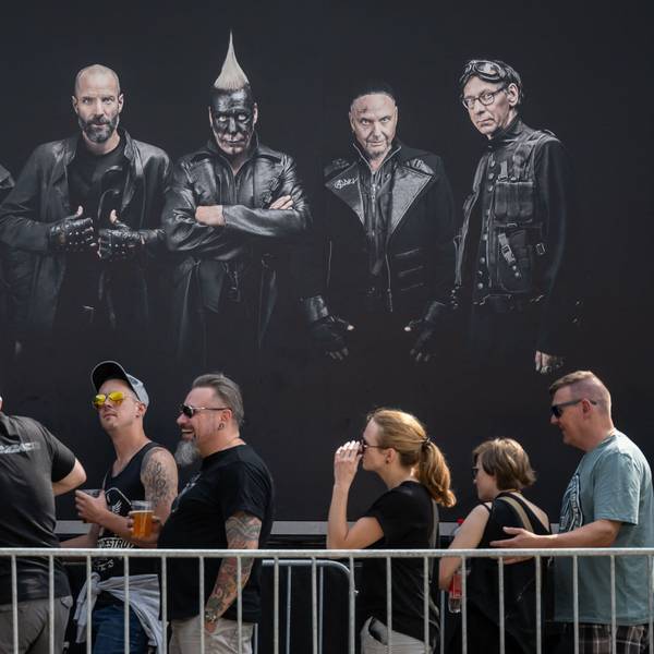 Konzertbesucher bei einem Rammstein-Konzert in Bern am 17. Juni. Viele Auftritte wurden nach den Vorwürfen gegen Sänger Till Lindemann von Demonstrationen begleitet.