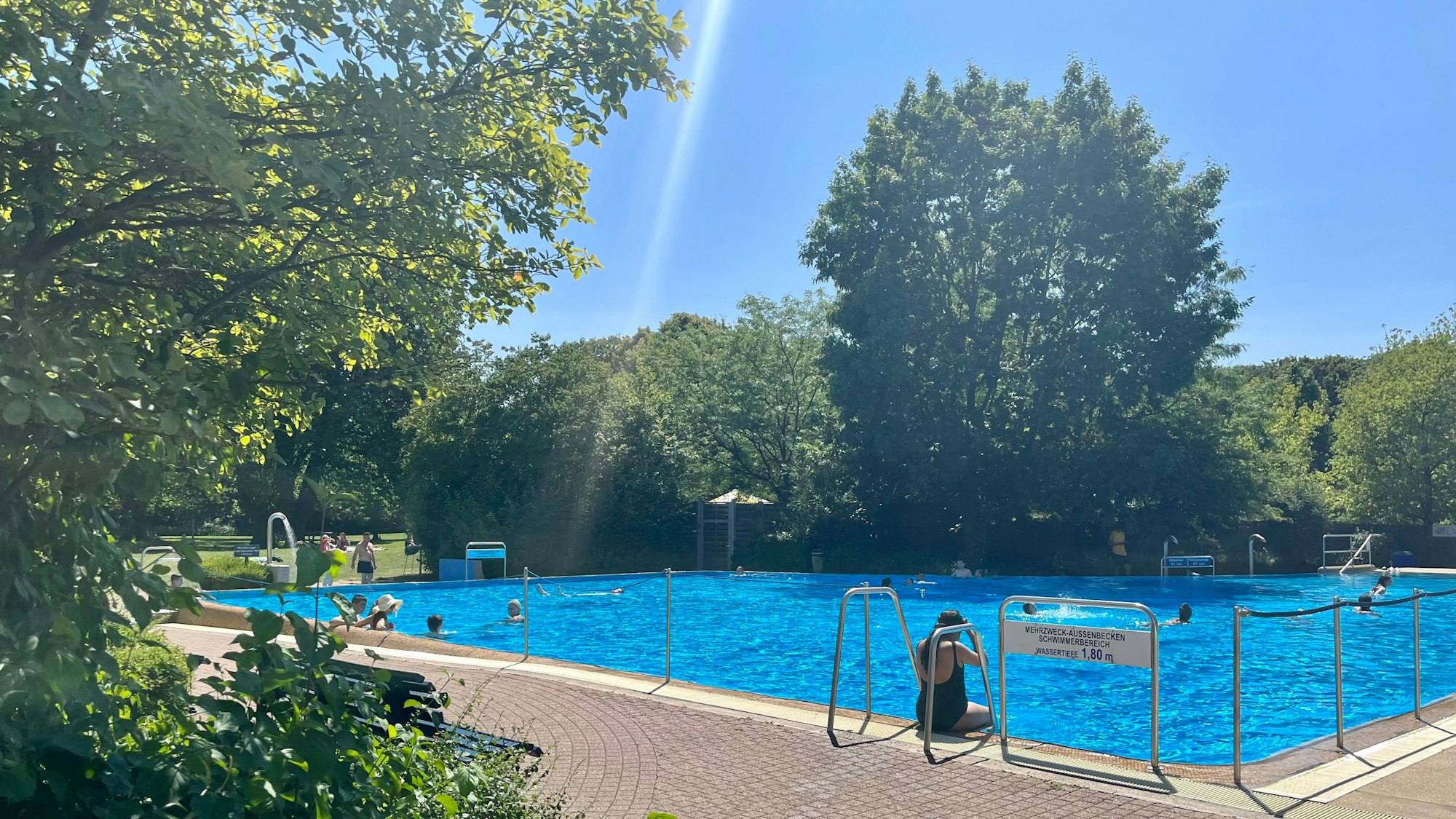 Schwimmerbecken im Freibad