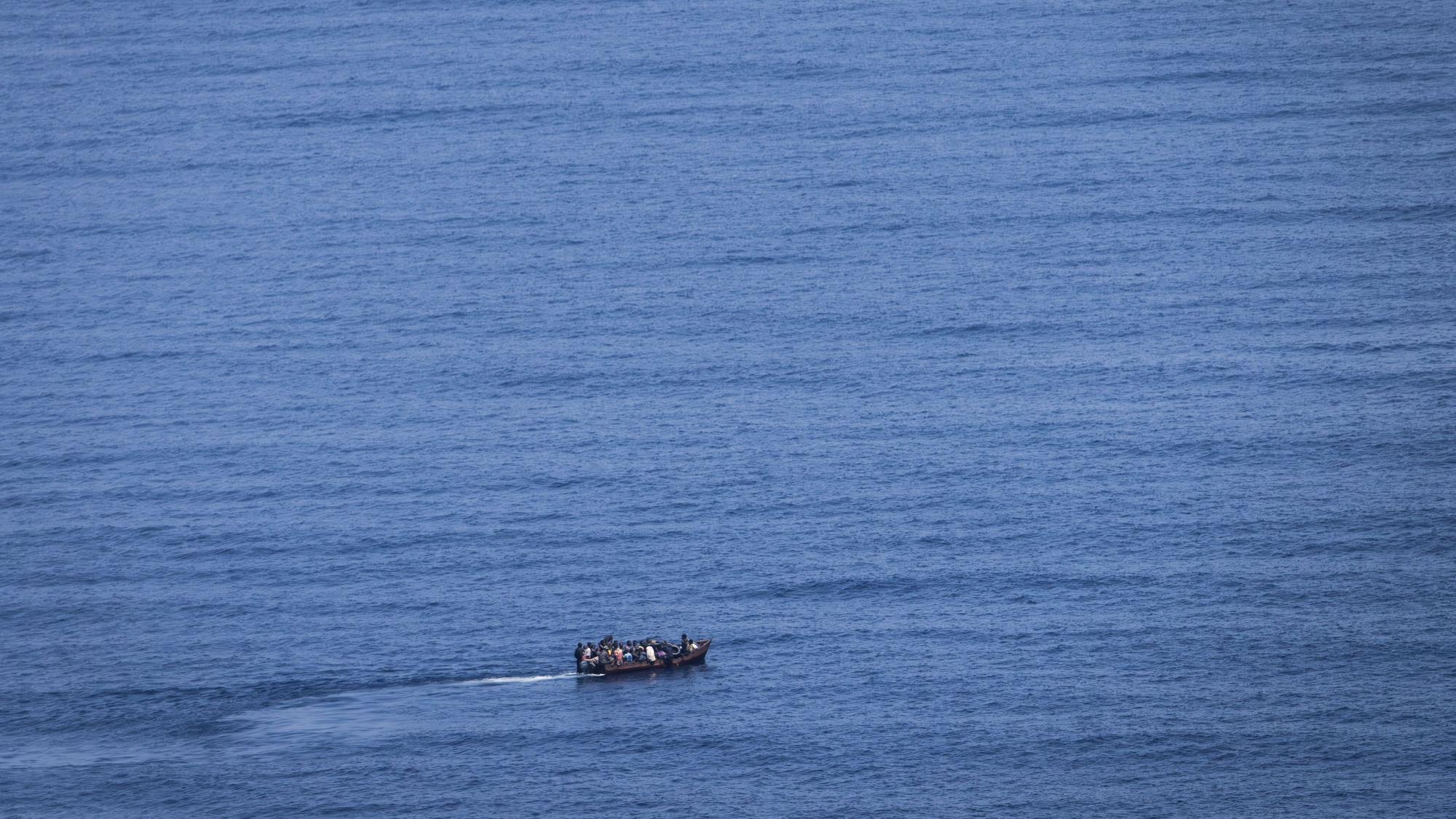 Migranten steuern ein Boot über das Mittelmeer (Symbolbild). Im Atlantik suchen Rettungskräfte nach 200 vermissten Migranten.