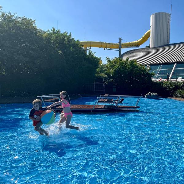Zwei Kinder im Kinderbecken