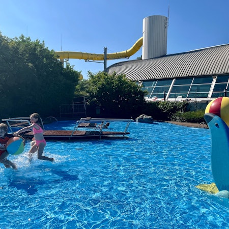 Zwei Kinder im Kinderbecken