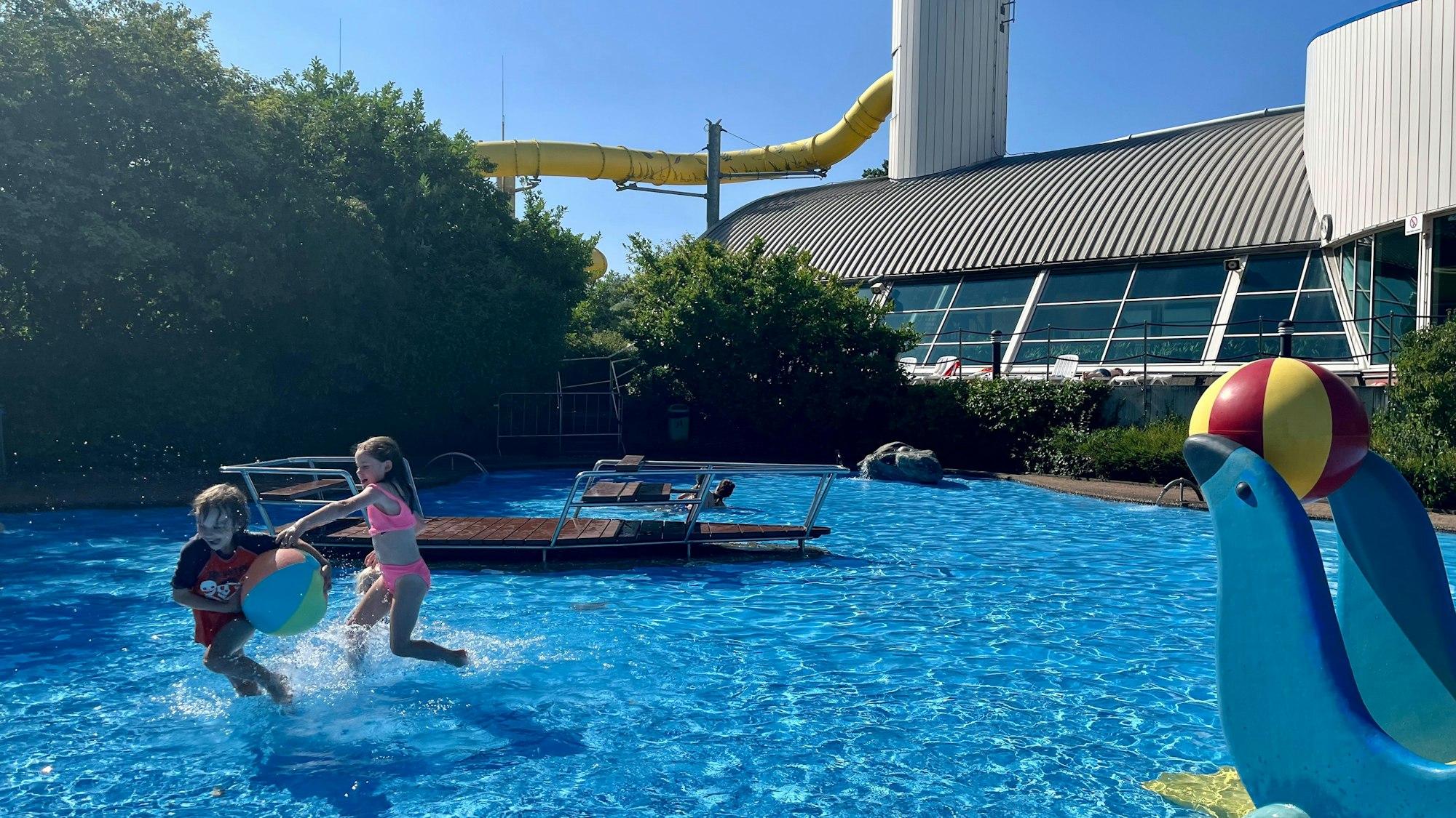 Zwei Kinder im Kinderbecken