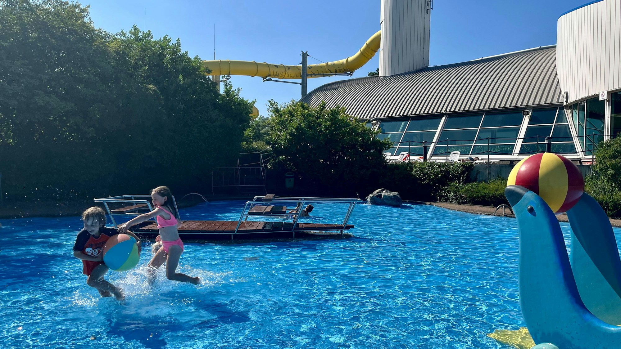 Zwei Kinder im Kinderbecken