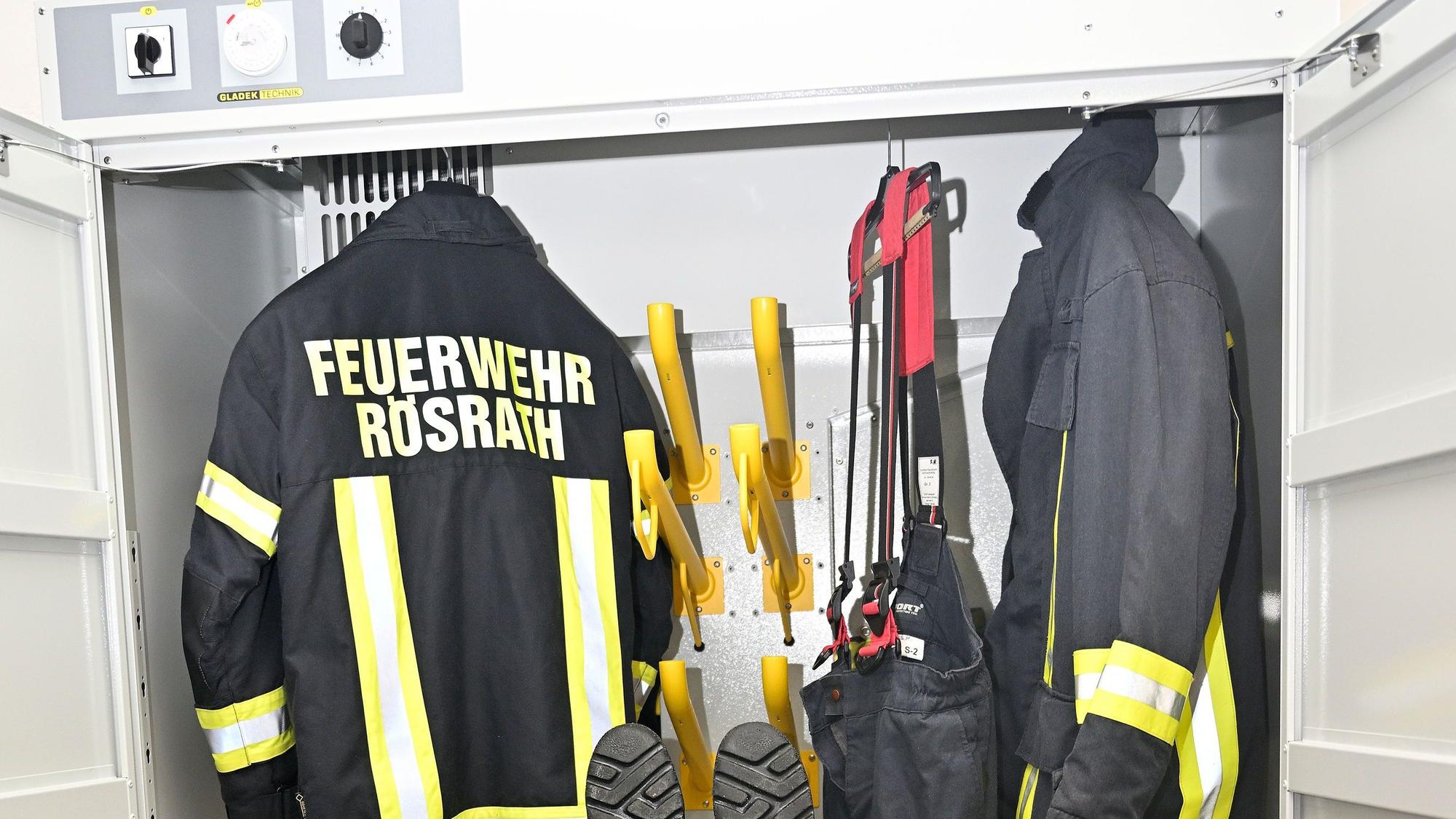 Trockenschrank mit Feuerwehr-Kleidung.