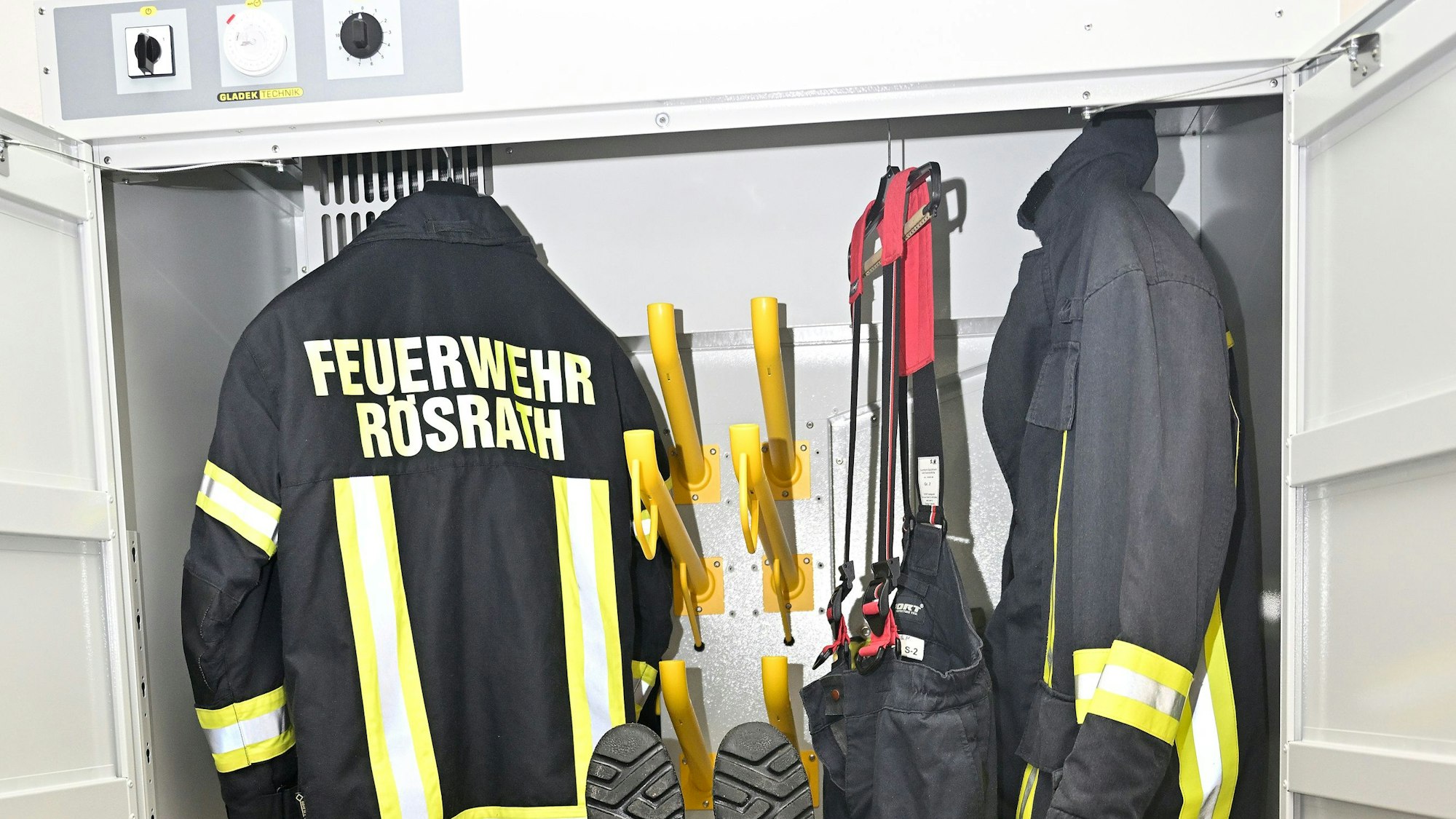 Trockenschrank mit Feuerwehr-Kleidung.